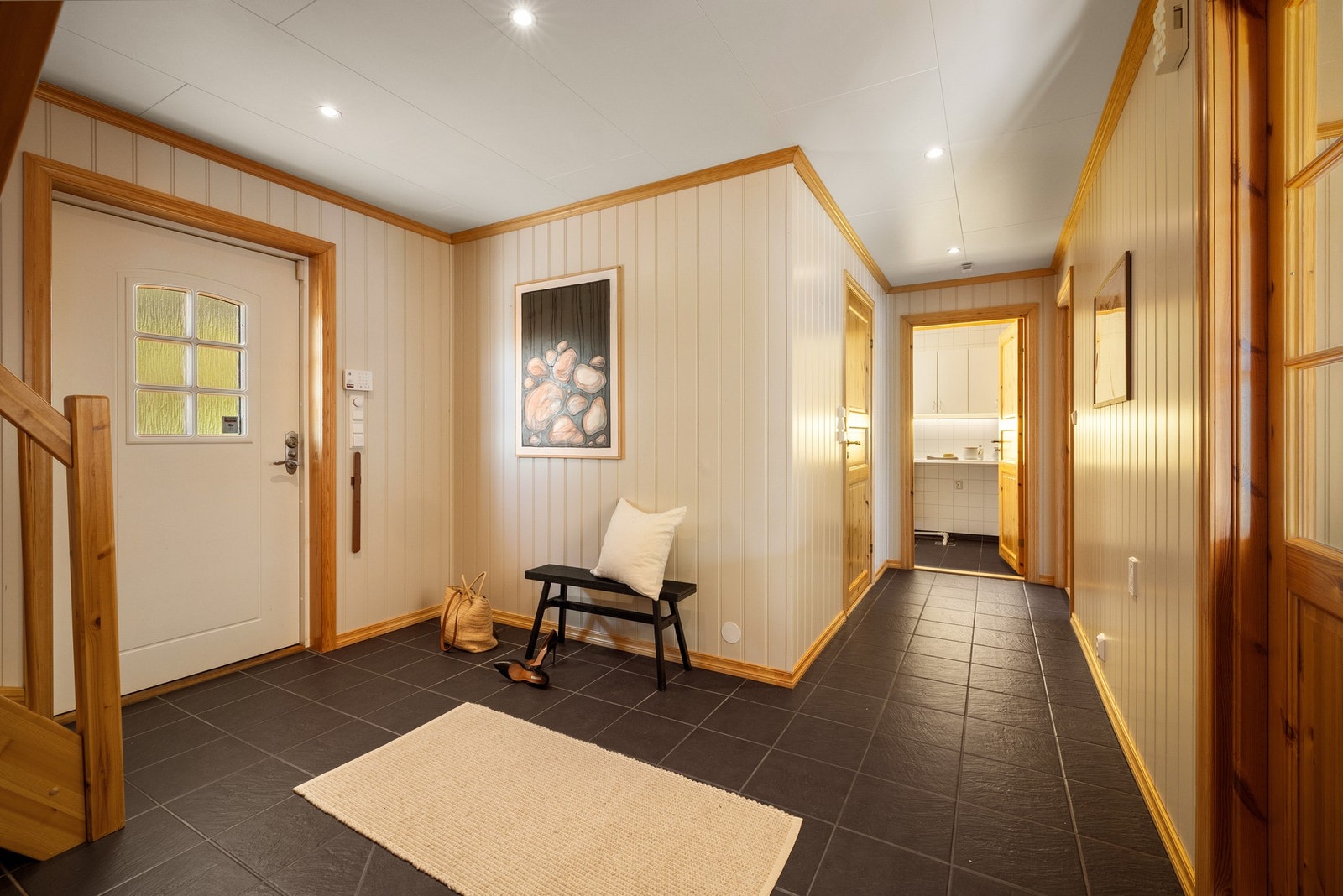Romslig entrê/gang og trapp opp til loftsetasjen. Galleribilde
