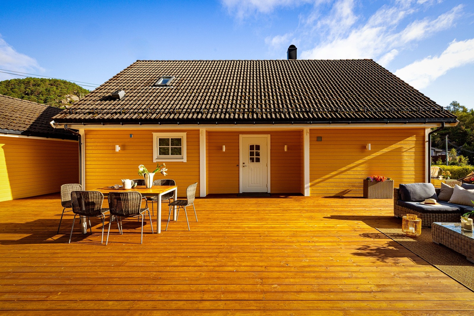 Rundt huset inn på den store terrassen finner du inngangspartiet. Galleribilde