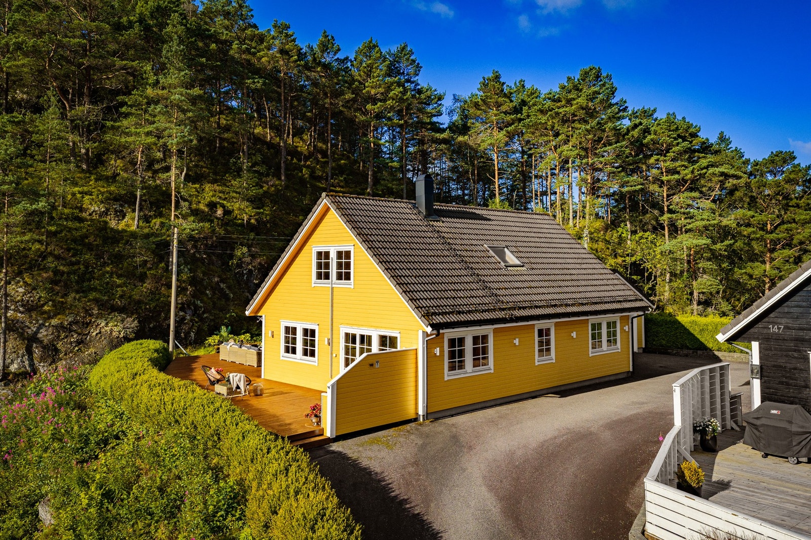 Fin enebolig over to etasjer med en fantastisk terrasse og dobbelgarasje. Galleribilde