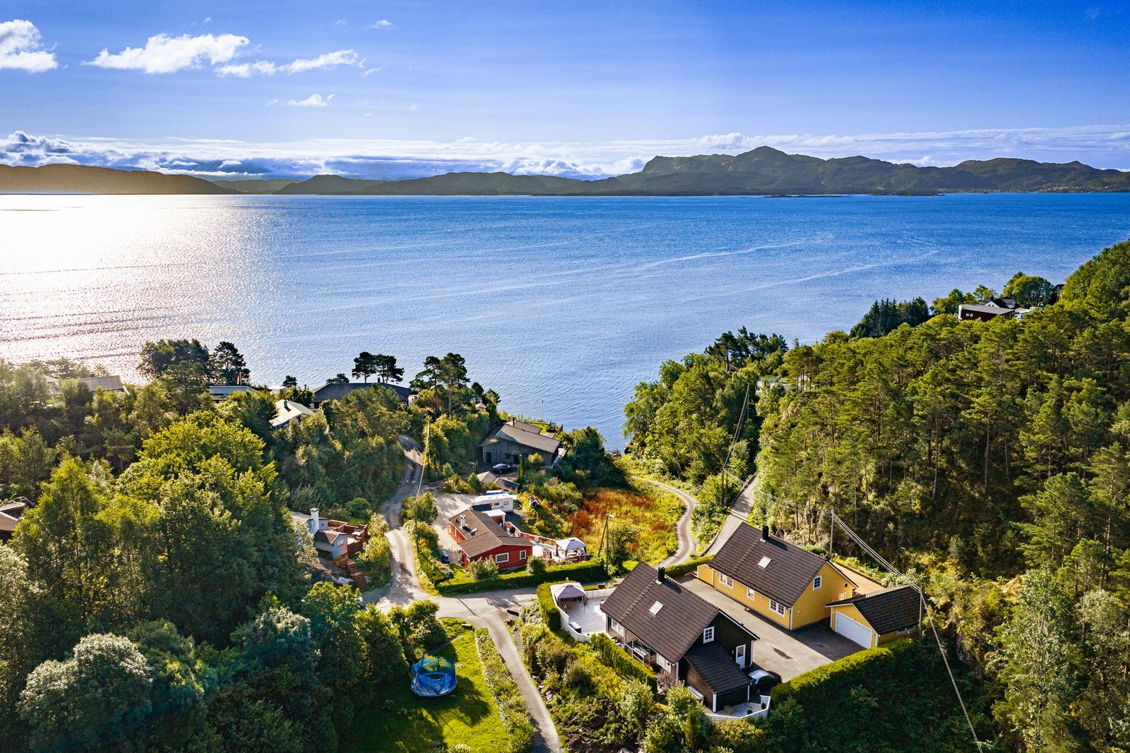 Det er kort avstand til sjøen, og den nydelige skjærgården som omgir Halhjem, har nær sagt ubegrensede muligheter både innaskjærs og utover i fjorden. Galleribilde