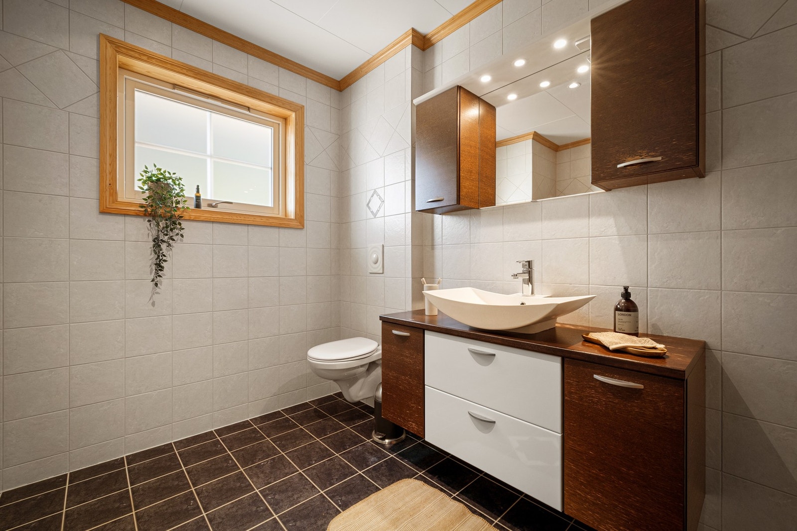 Badet i første etasje er på 6,4 kvm. Badet har flisbelagte vegger og gulv. Galleribilde