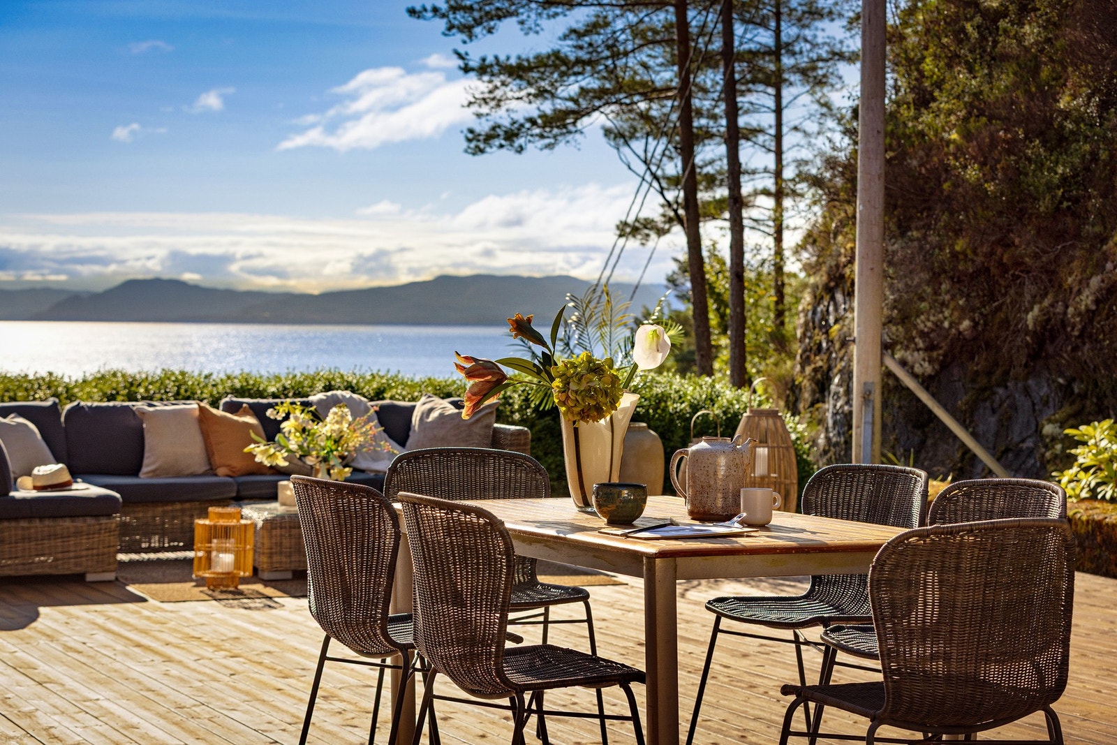 Boligen har en flott terrasse med mange muligheter. Meget stor og plass til hele familien. Galleribilde