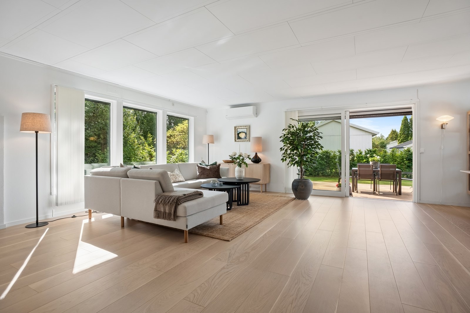 Fra stuen er det utgang til en ny, stor terrasse via skyvedør med 3-lags glass fra 2024. Galleribilde