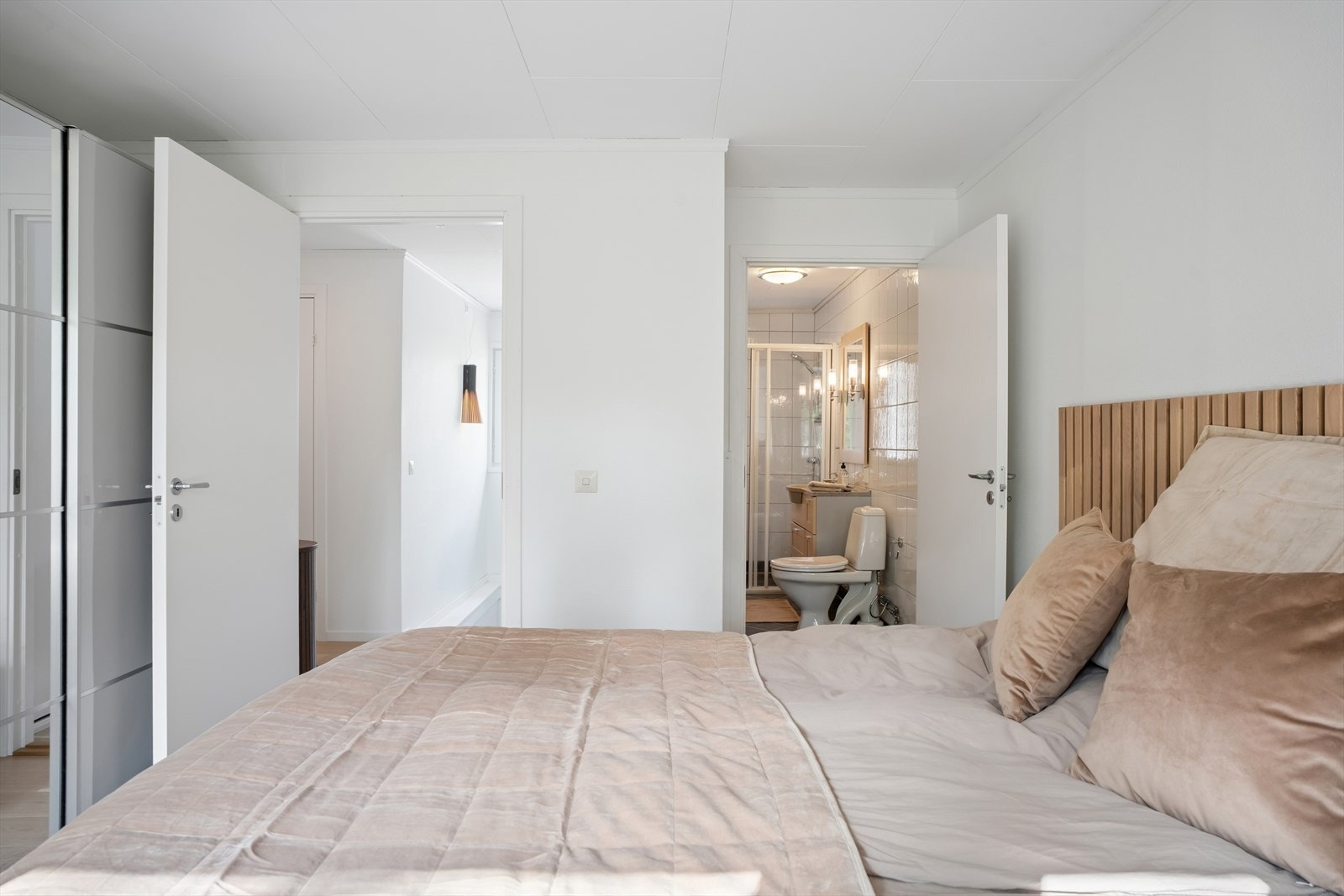 Fra hovedsoverommet er det inngang til et tilhørende baderom, noe som gir ekstra komfort i hverdagen. Galleribilde