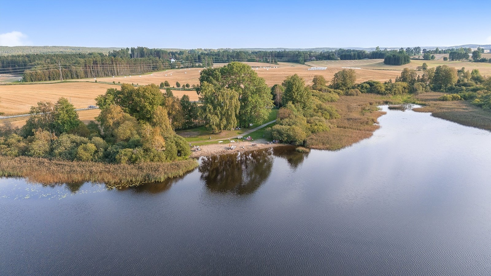 Fra eiendommen er det kort vei til Midsjøvannet med badeplass og flotte turområder. Galleribilde