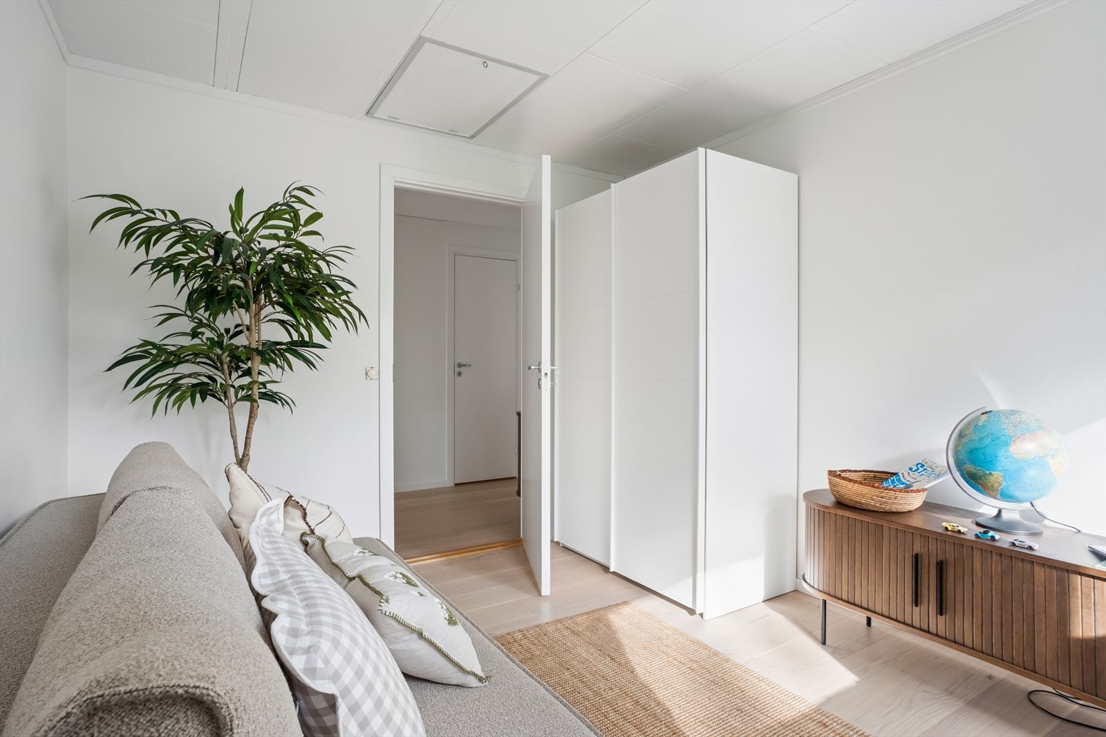 Rommene egner seg godt som barnerom, gjesterom eller hjemmekontor, og har plass til både seng, skrivebord og oppbevaringsløsninger. Galleribilde