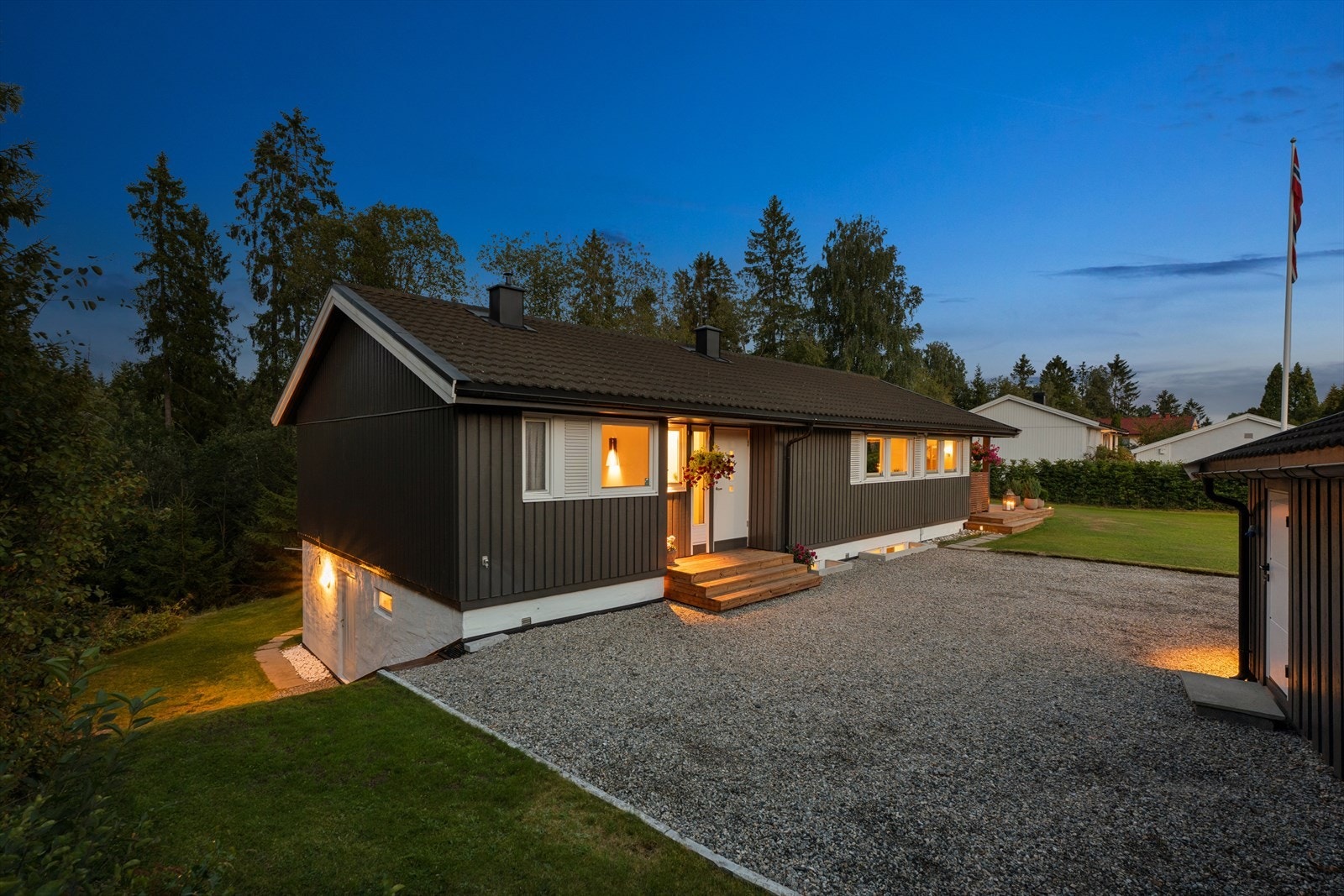 Gårdsplassen er gruslagt og har god plass til parkering. Galleribilde