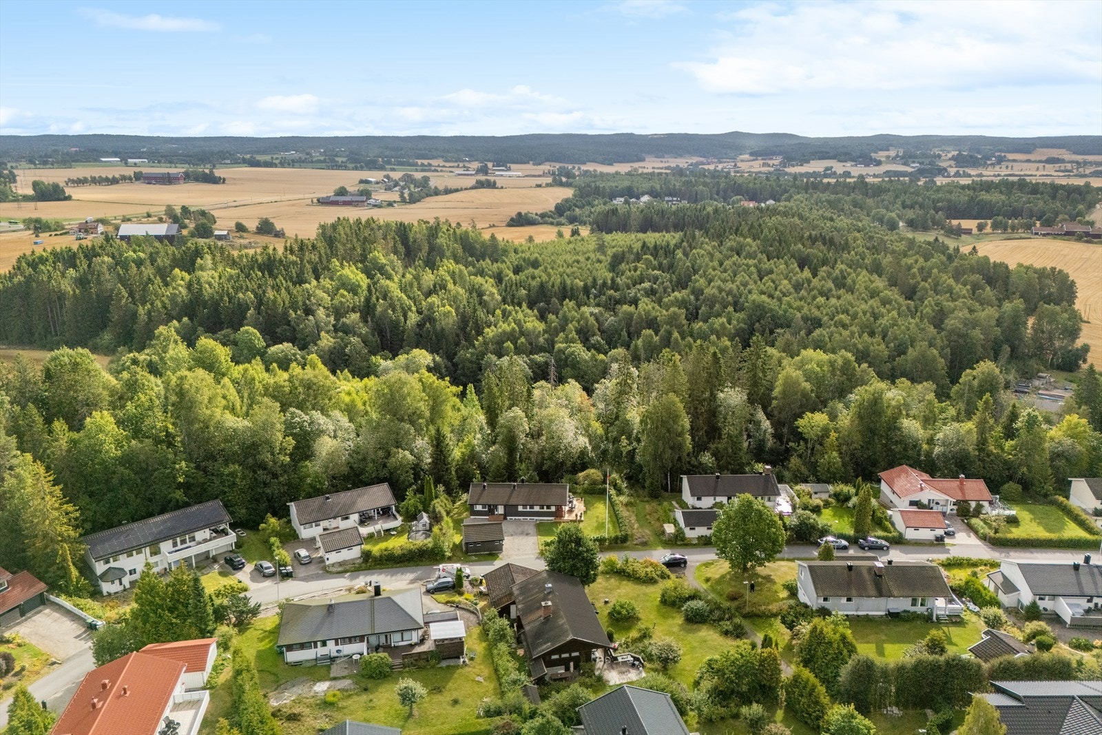 Området er omkranset av skog og landbruksarealer, med flotte turmuligheter. Galleribilde