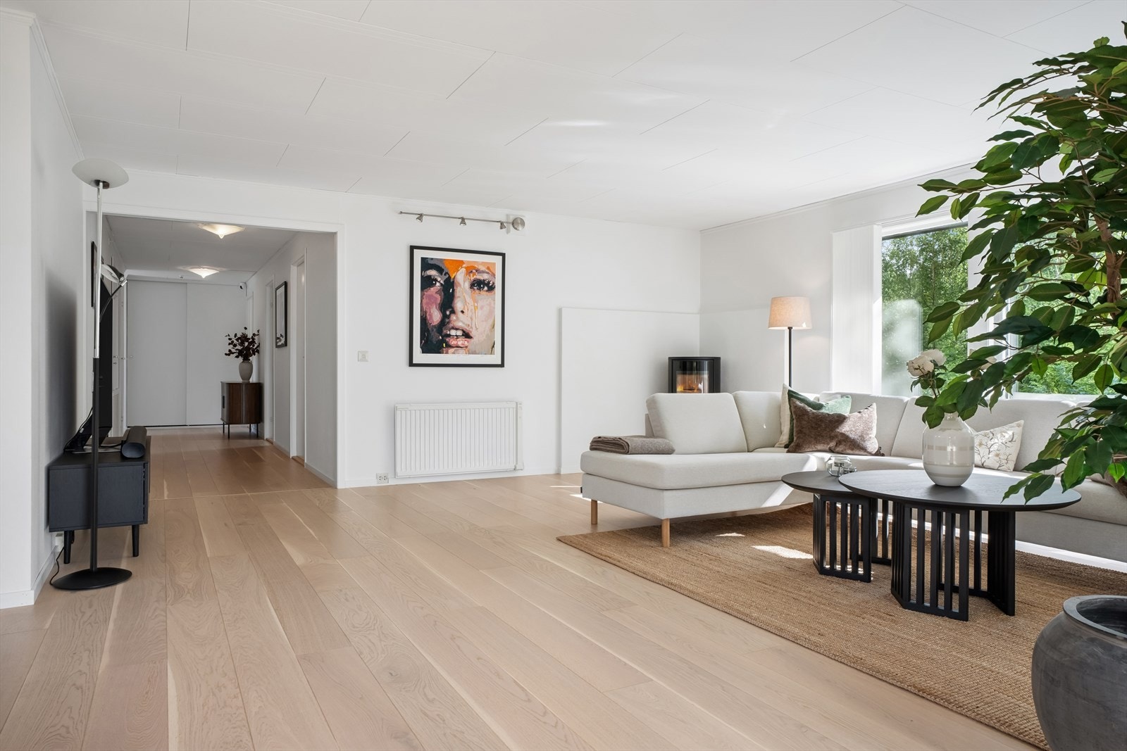 Hovedetasjen ble vesentlig oppgradert i 2023/2024 med ny enstavs parkett og moderne vedovn. Galleribilde