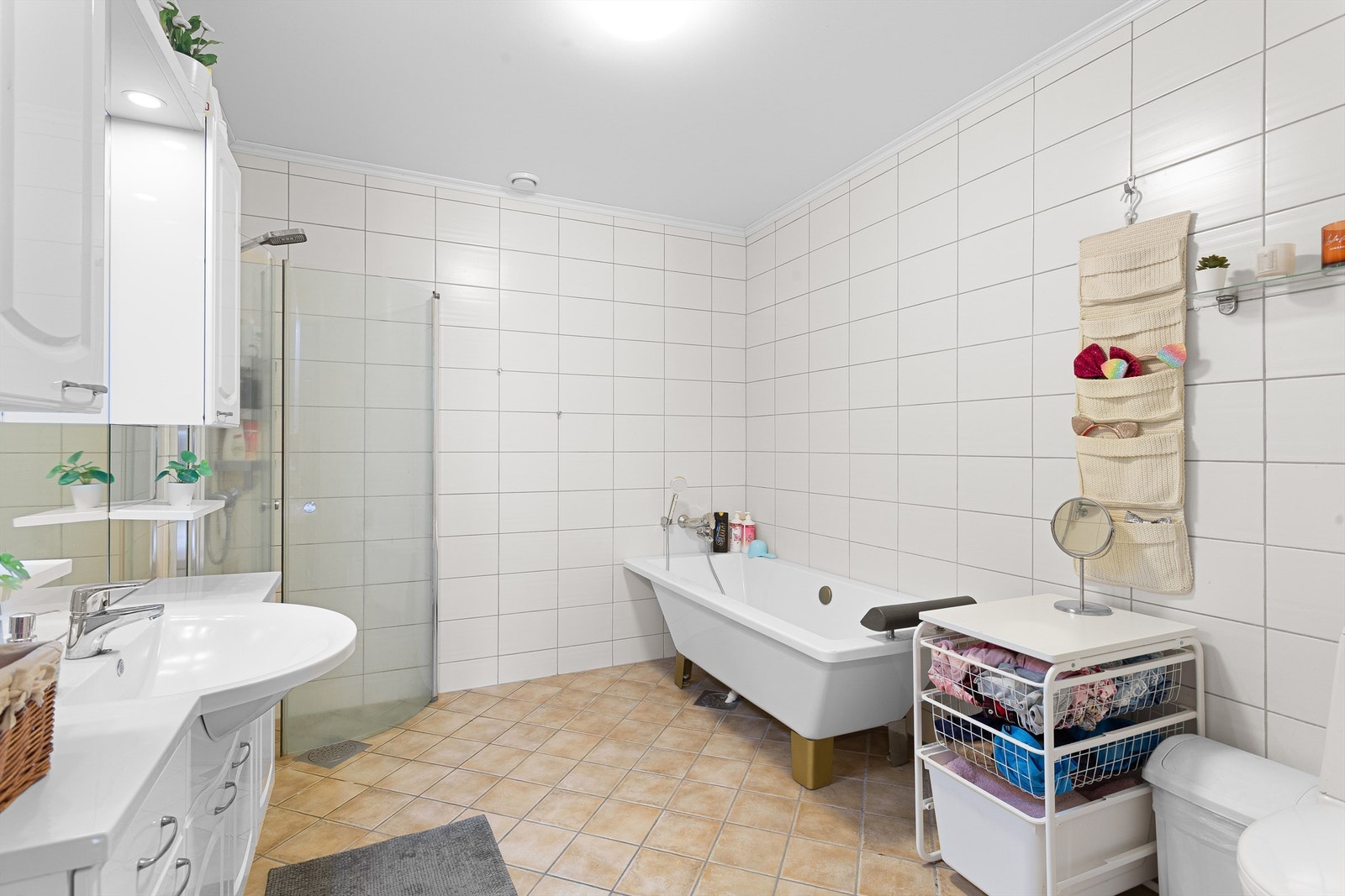 Hovedbadet i underetasjen har både badekar og dusjhjørne, samt gulvvarme. Galleribilde