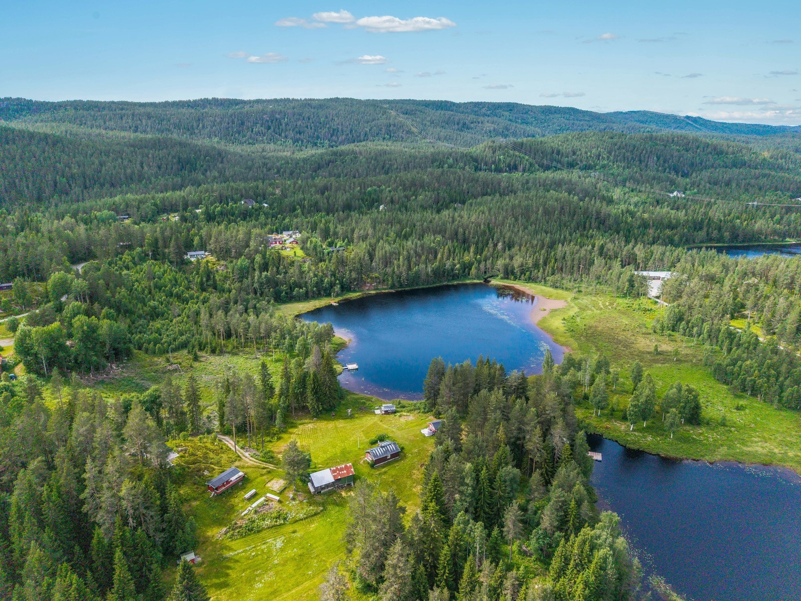 En sjelden kombinasjon av natur, vann og privatliv - eiendommen ligger idyllisk til i Lurdalen, omgitt av skog og med nær tilknytning til vann. Her får du virkelig følelsen av å være langt unna hverdagens kjas og mas. Galleribilde