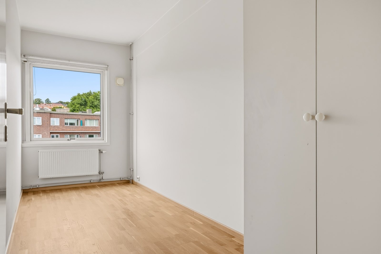 Soverom II er også av god størrelse og har plass til dobbeltseng og garderobe (mål 1.92 meter x 5.19 meter) Galleribilde