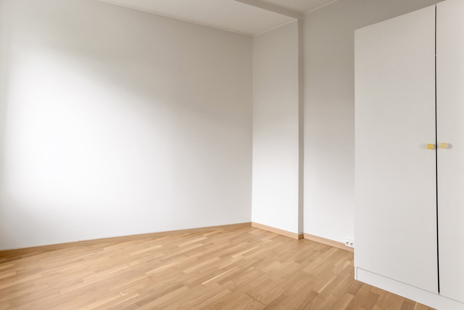 Soverom III kan benytts som stort soverom med plass til dobbeltseng og garderobe, eller om ønskelig til separat eller åpen stue/spisestue Galleribilde