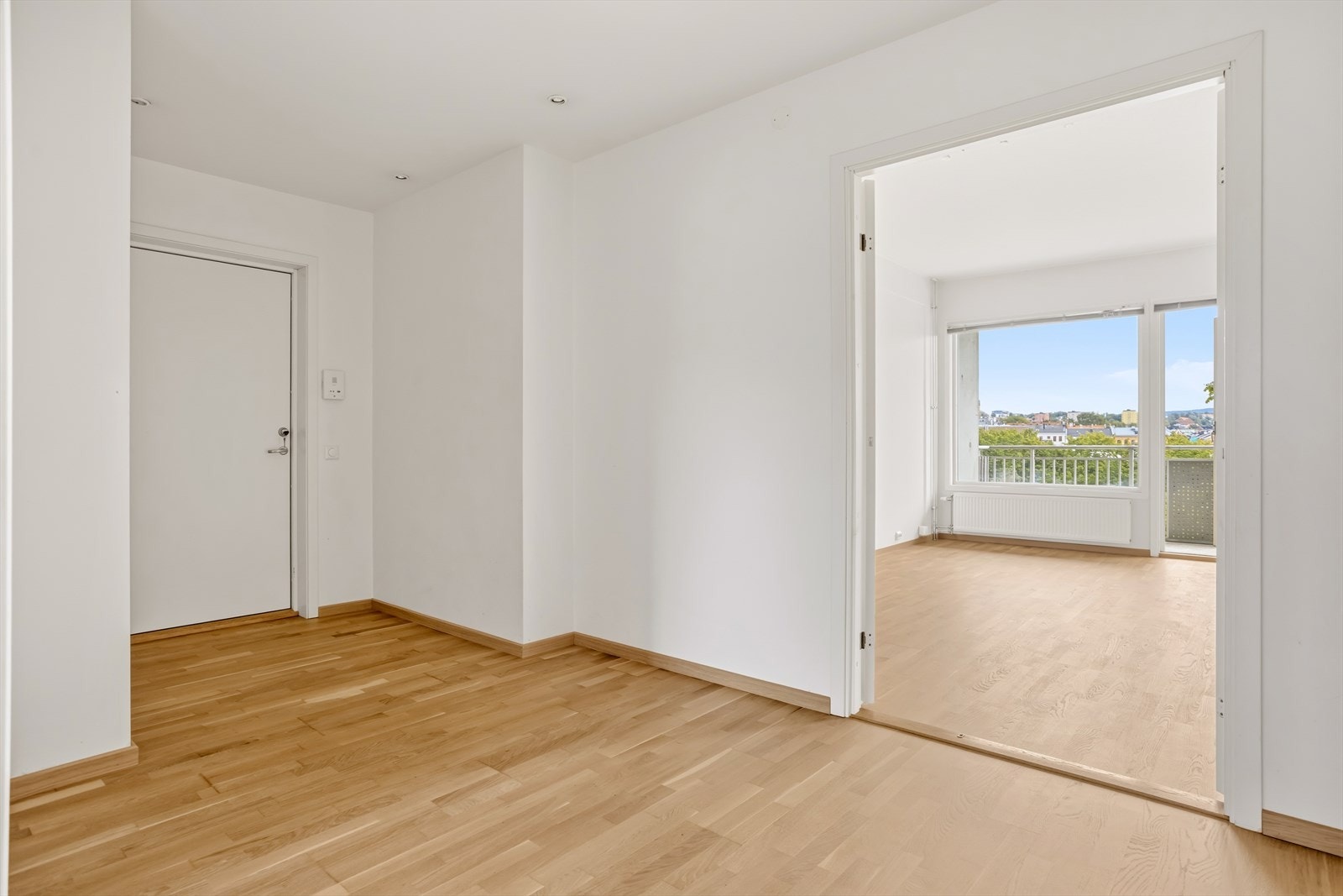 Velkommen inn - Lys og stor entré med plass til garderobe og oppheng av yttertøy/sko Galleribilde