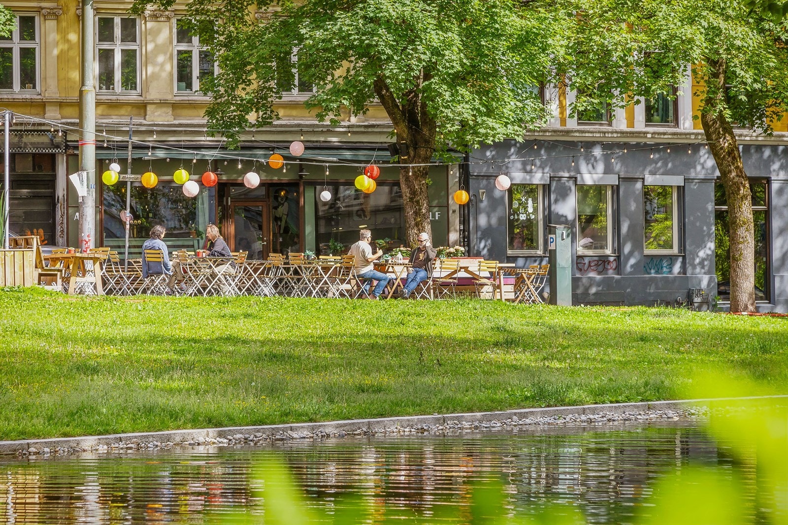 Området er fult av hyggelige spisesteder, cafeer og lokale nabolagstilbud Galleribilde
