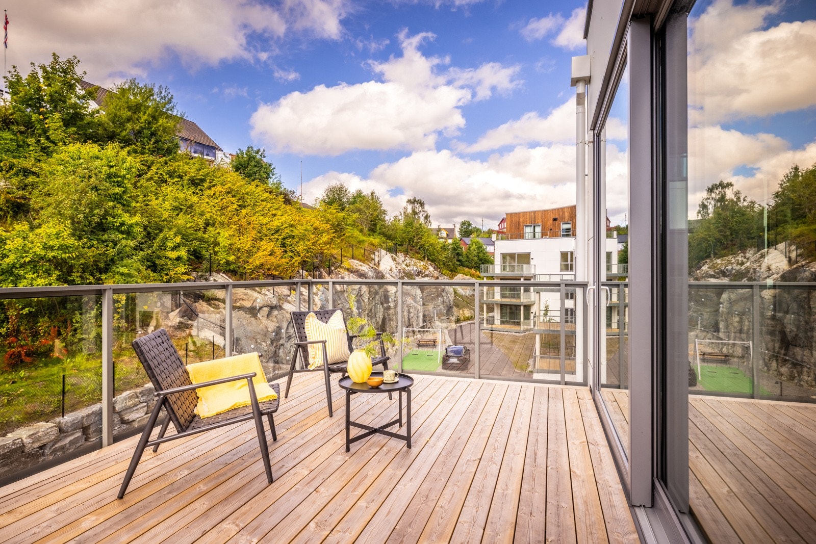 Balkongen er romslig og her har du god plass til å møblere med både spisebord og sofa Galleribilde