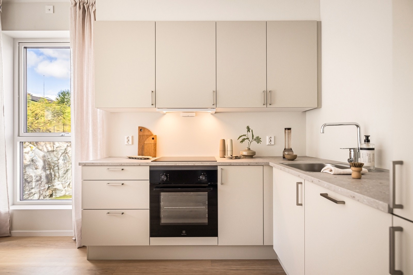 Kjøkken er levert fra HTH i lyse, duse og jordnære farger. Integrerte hvitevarer fra Electrolux Galleribilde
