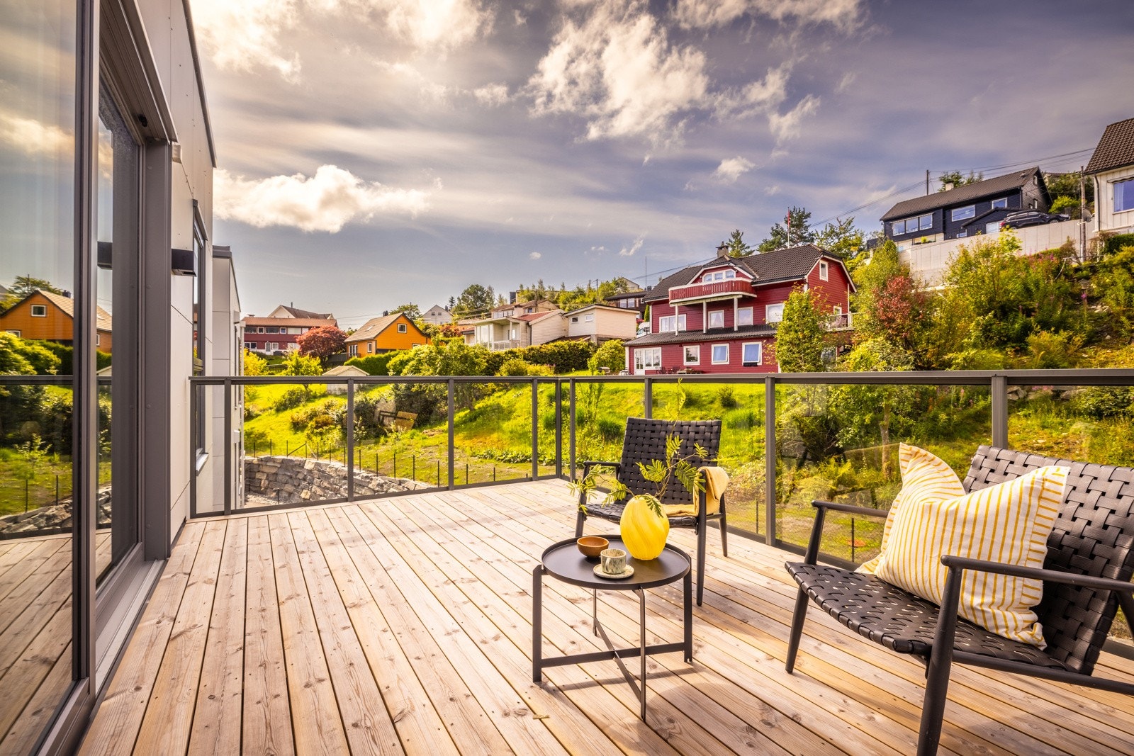 Fra den romslige balkongen på 15 kvm nyter du meget gode solforhold. Galleribilde