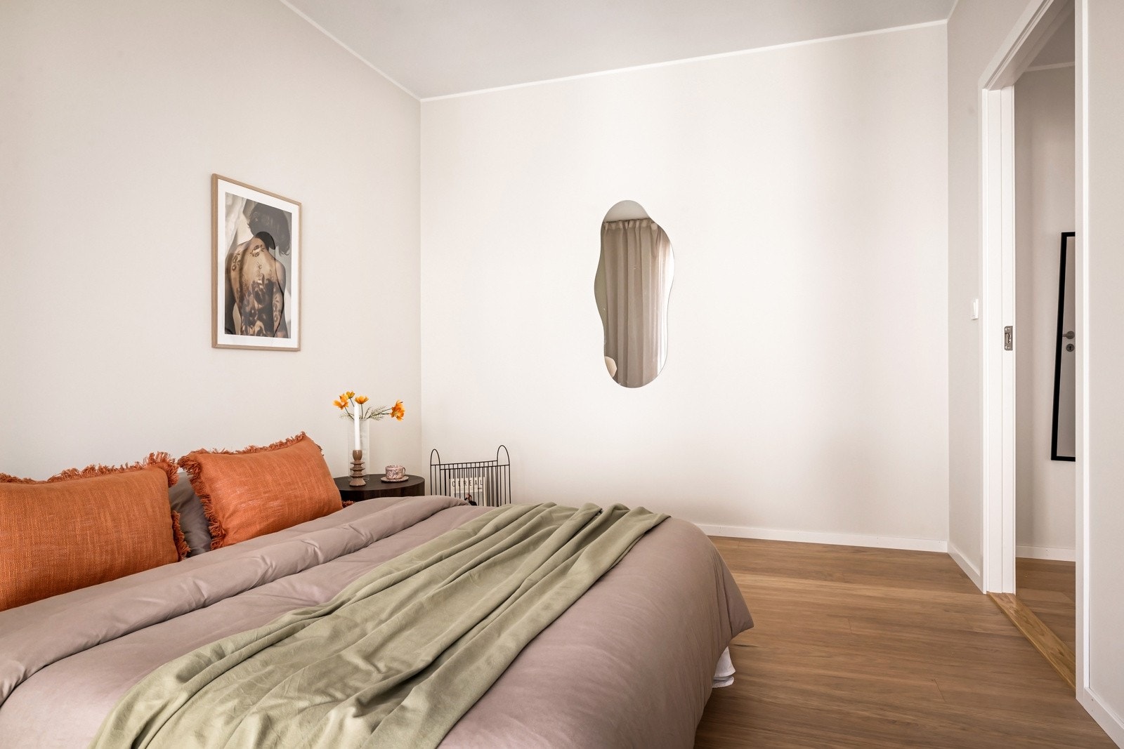 På soverommet har du en langvegg som er utmerket for stor garderobe Galleribilde