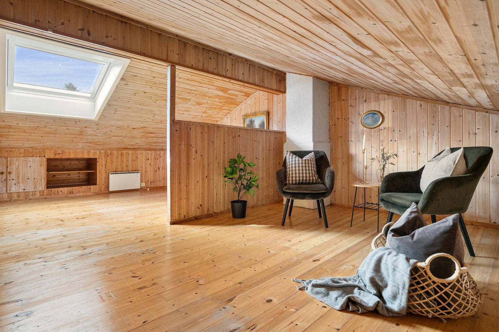 Loftet er innredet som loftstue på ca. 17 kvm, med trepanel, skråtak og takvinduer som gir godt med dagslys. Loftet er ikke godkjent for varig opphold. Galleribilde
