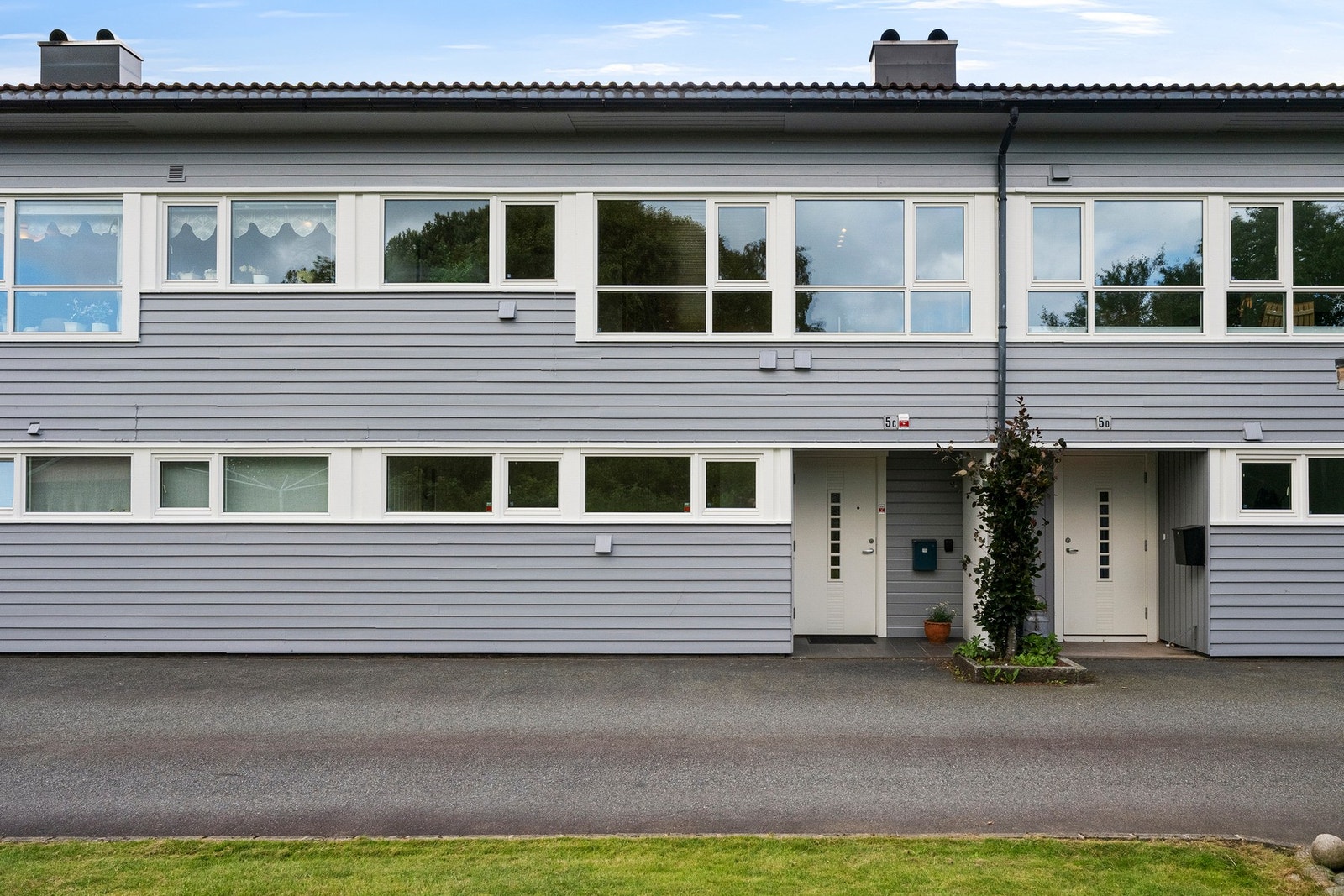 Boligen har en attraktiv beliggenhet på Auglend, i et etablert og familievennlig boligområde med kort vei til det meste av hverdagslige servicetilbud. Galleribilde