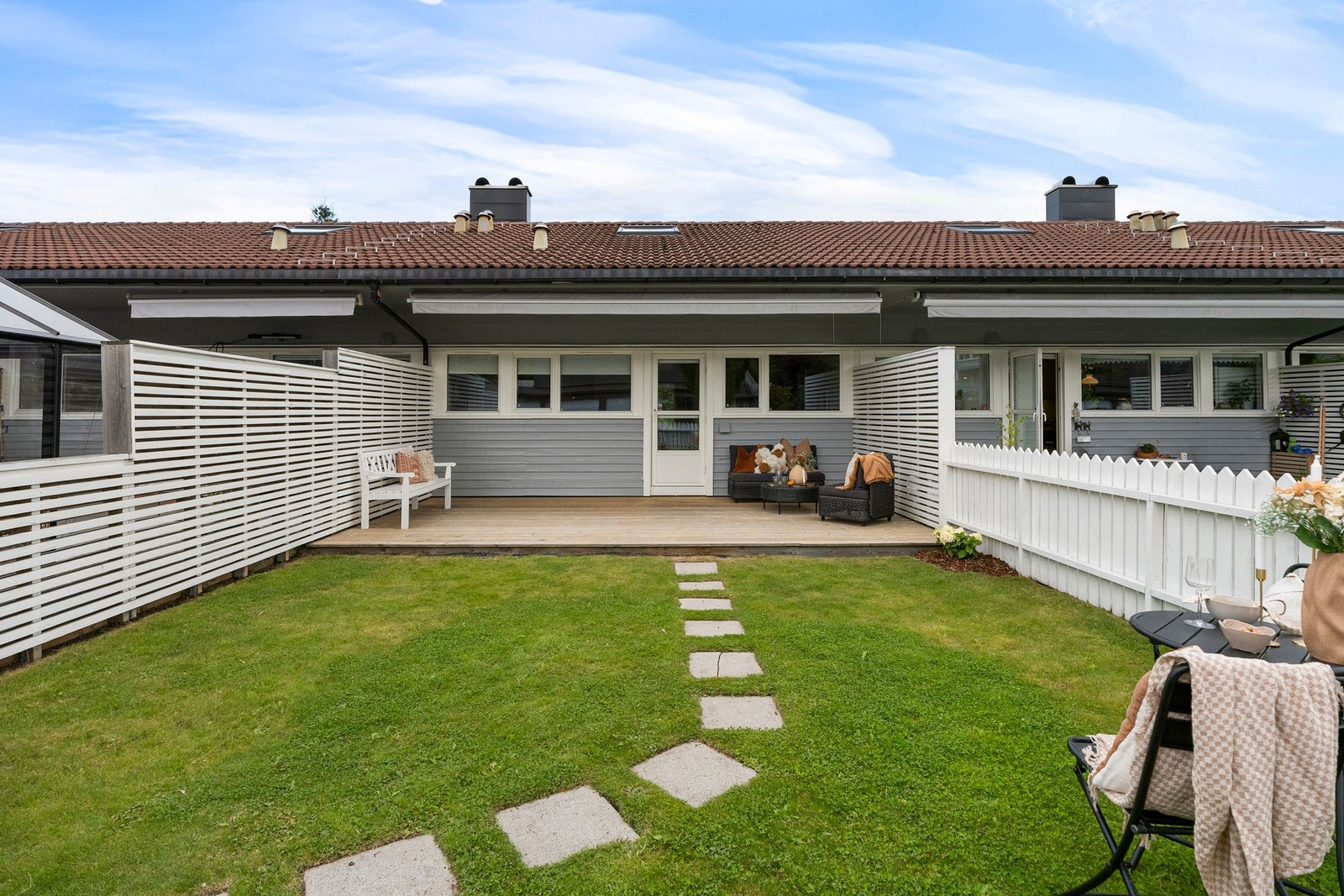 Hyggelig hage med plen og en romslig terrasse - fine uteområder med plass til både avslapning, lek og hyggelige måltider. Galleribilde