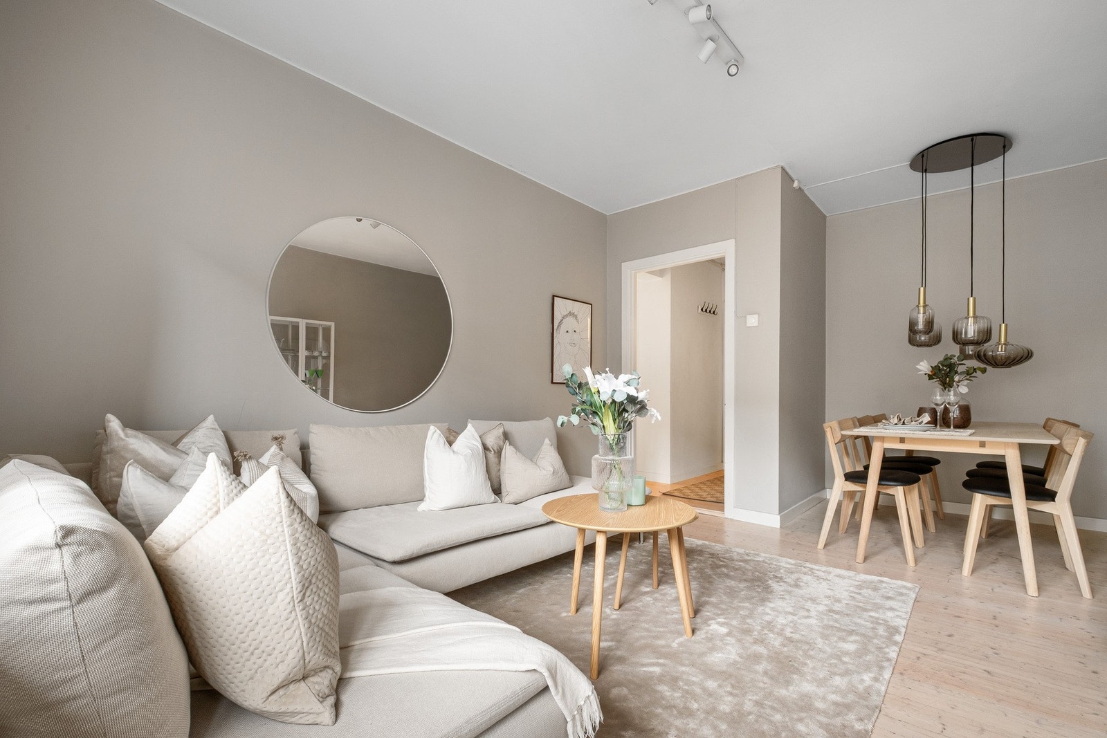 Her får du plass til både stor sofa og spisebord Galleribilde