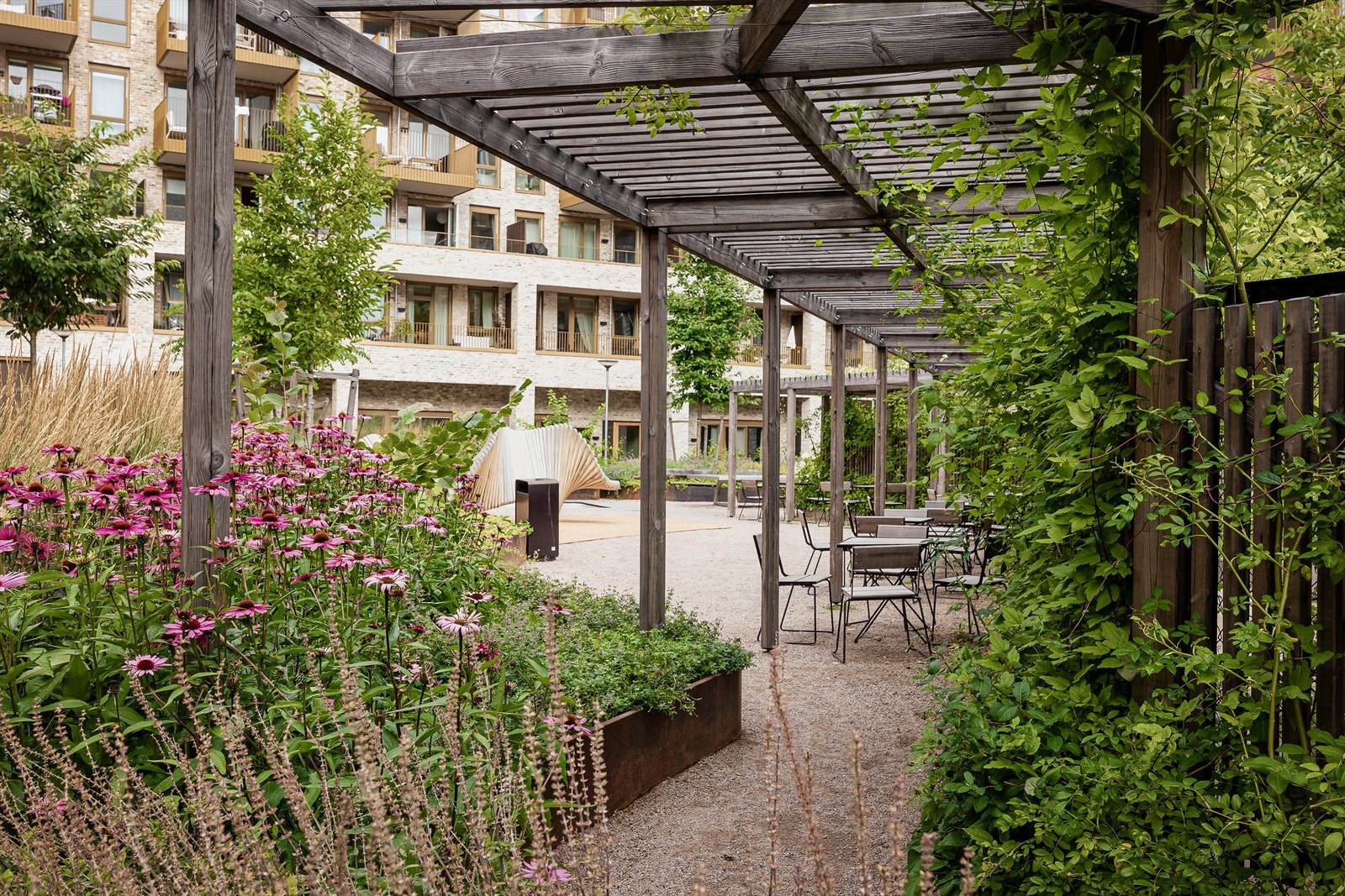 Fellesområdene i Gregers Kvartal er pent opparbeidet med sittegrupper, gangstier og beplantning. Galleribilde