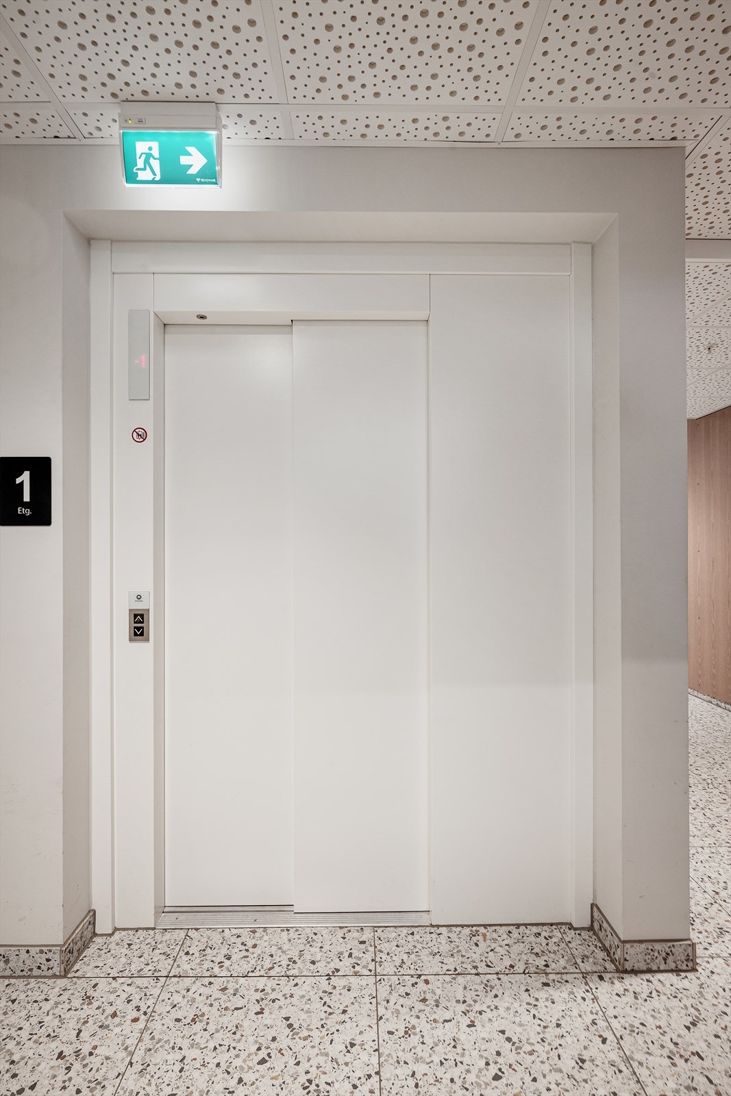 Heisen tar deg enkelt opp til leilighetsplan i 2. etasje. Galleribilde