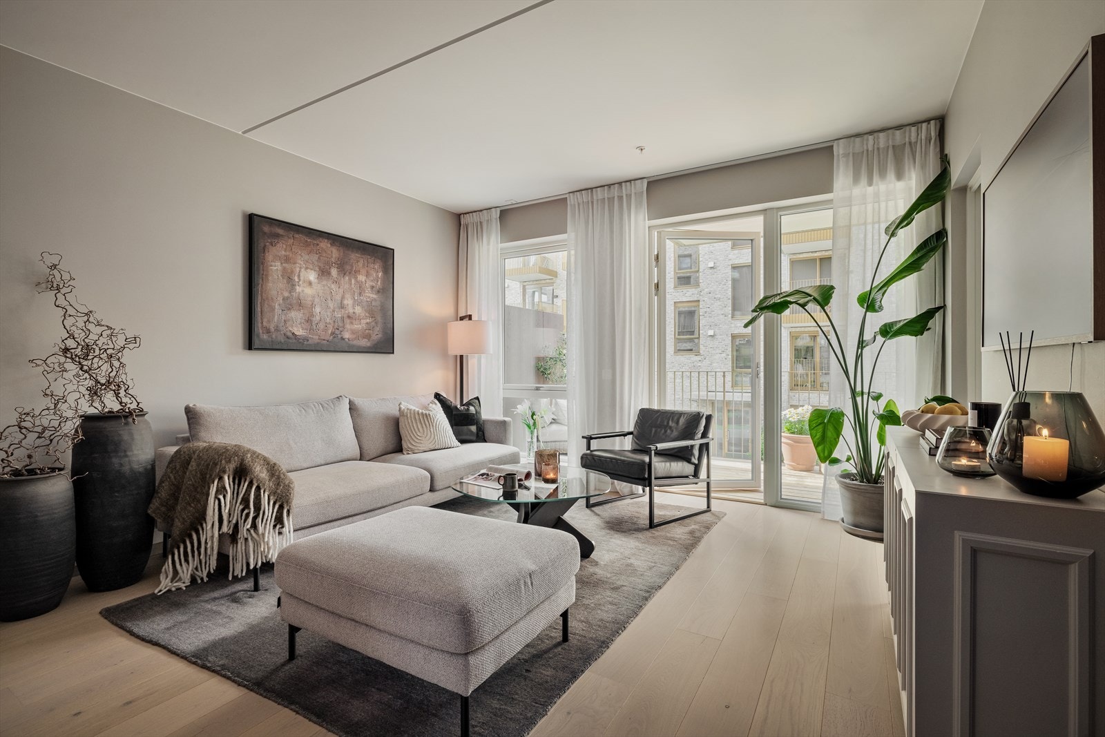 En-stavs parkett gir et helhetlig uttrykk gjennom boligen, mens vannbåren gulvvarme i alle rom sørger for jevn og behagelig varme. Galleribilde
