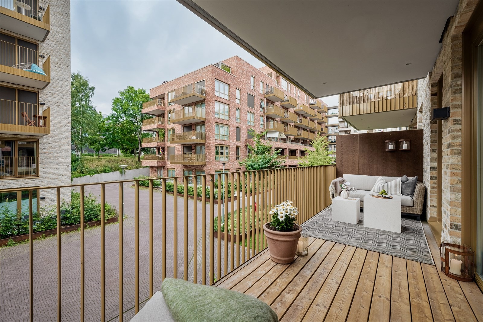 Balkongen vender mot en rolig bakgård og har god plass til både spisegruppe og sittegruppe. Galleribilde