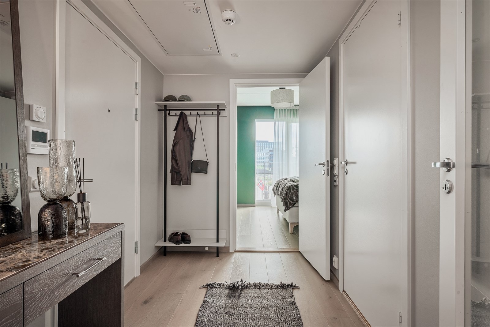 Gangen fungerer som et naturlig bindeledd mellom rommene, med god plass til å henge fra seg yttertøy og sette fra seg sko. Galleribilde