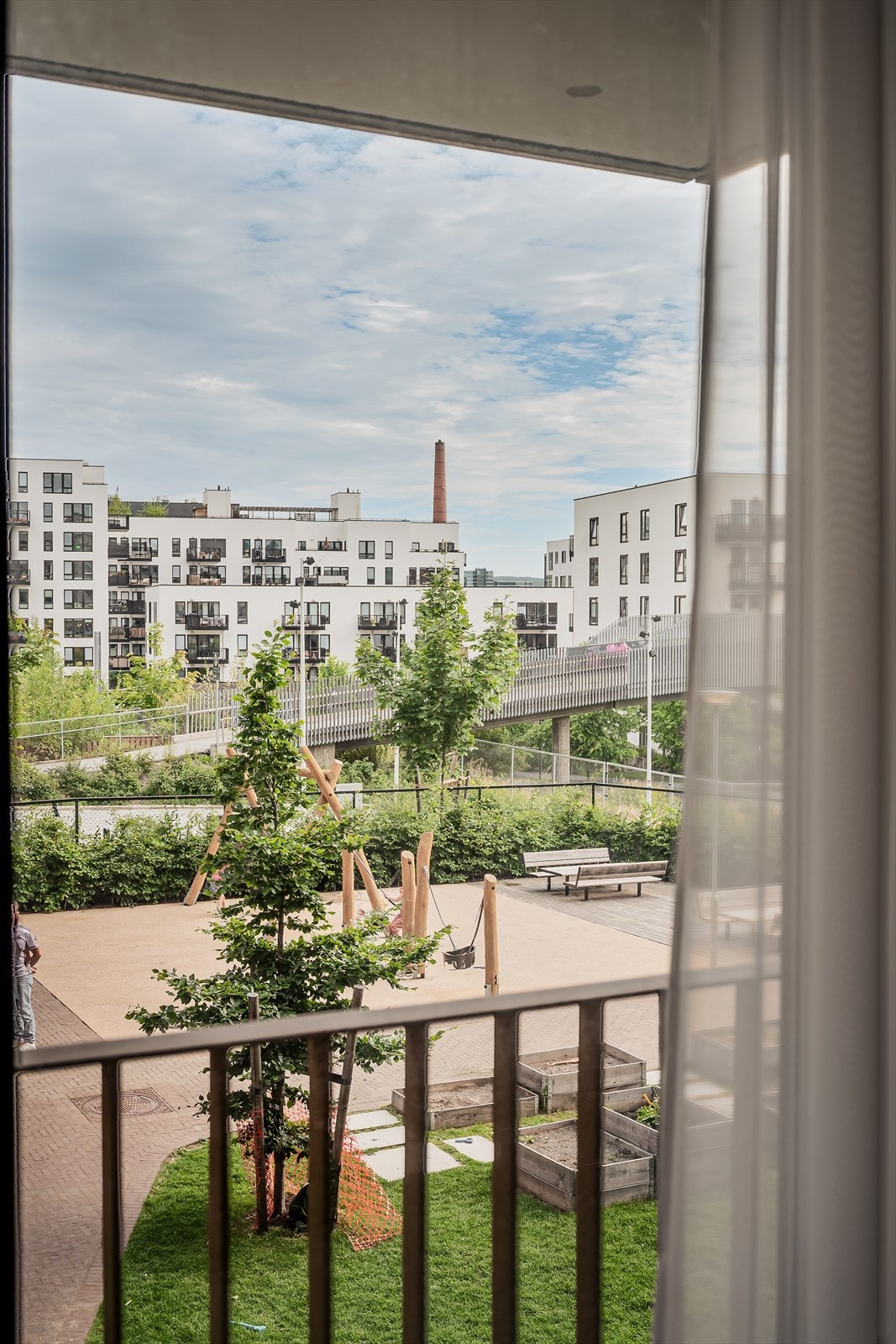 Den franske balkongen slipper inn dagslys og gir mulighet for frisk luft, samtidig som rommet oppleves luftig. Galleribilde