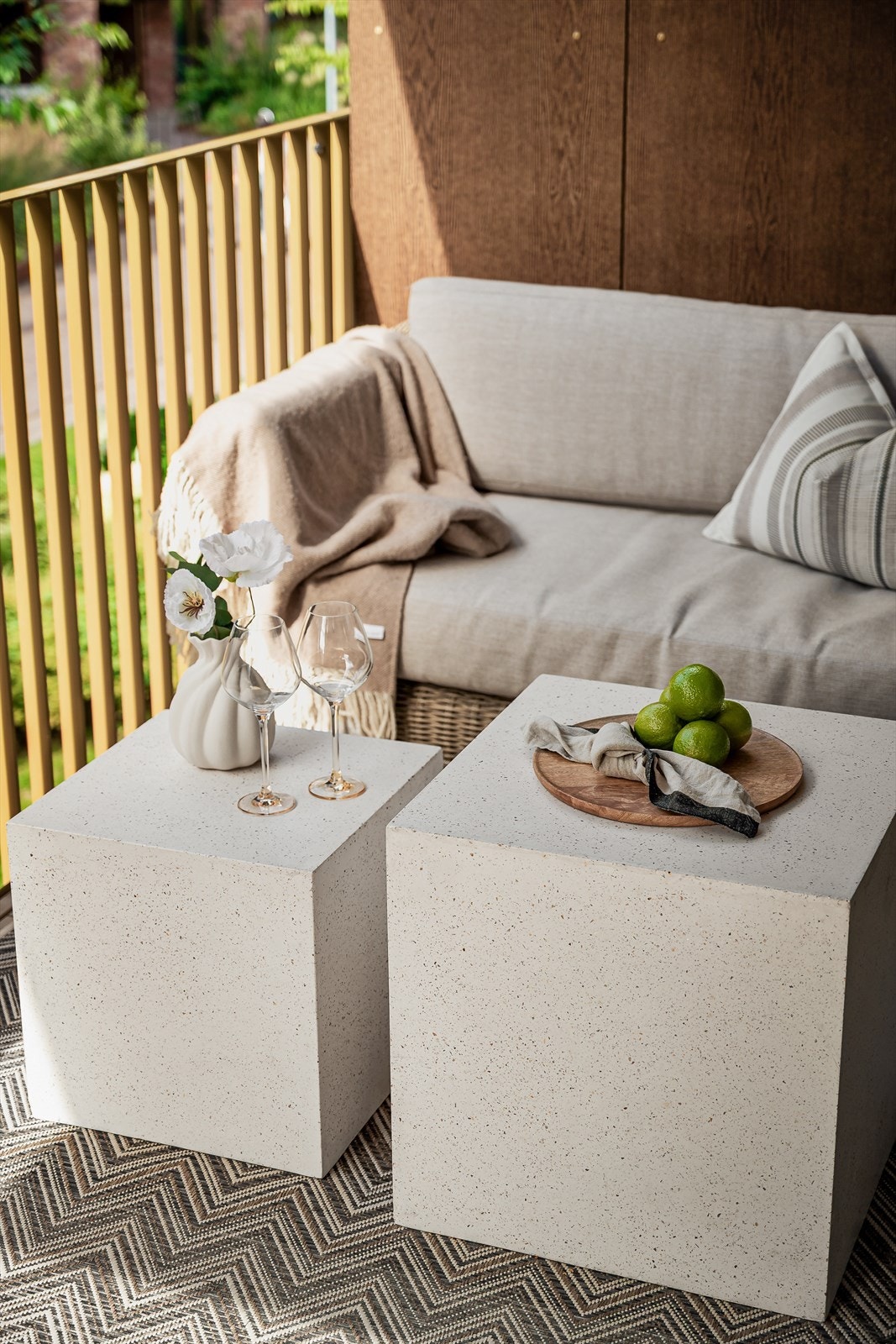 Her får du ditt eget, overbygde uterom på ca. 12,2 m², i tillegg til en stor felles takterrasse med sol hele dagen. Galleribilde