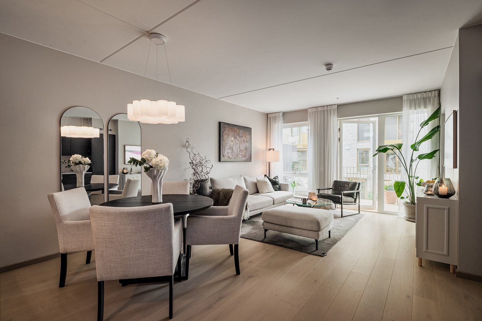 Den gode romfølelsen gjør det enkelt å innrede med både en komfortabel sofakrok og en større spiseplass. Galleribilde
