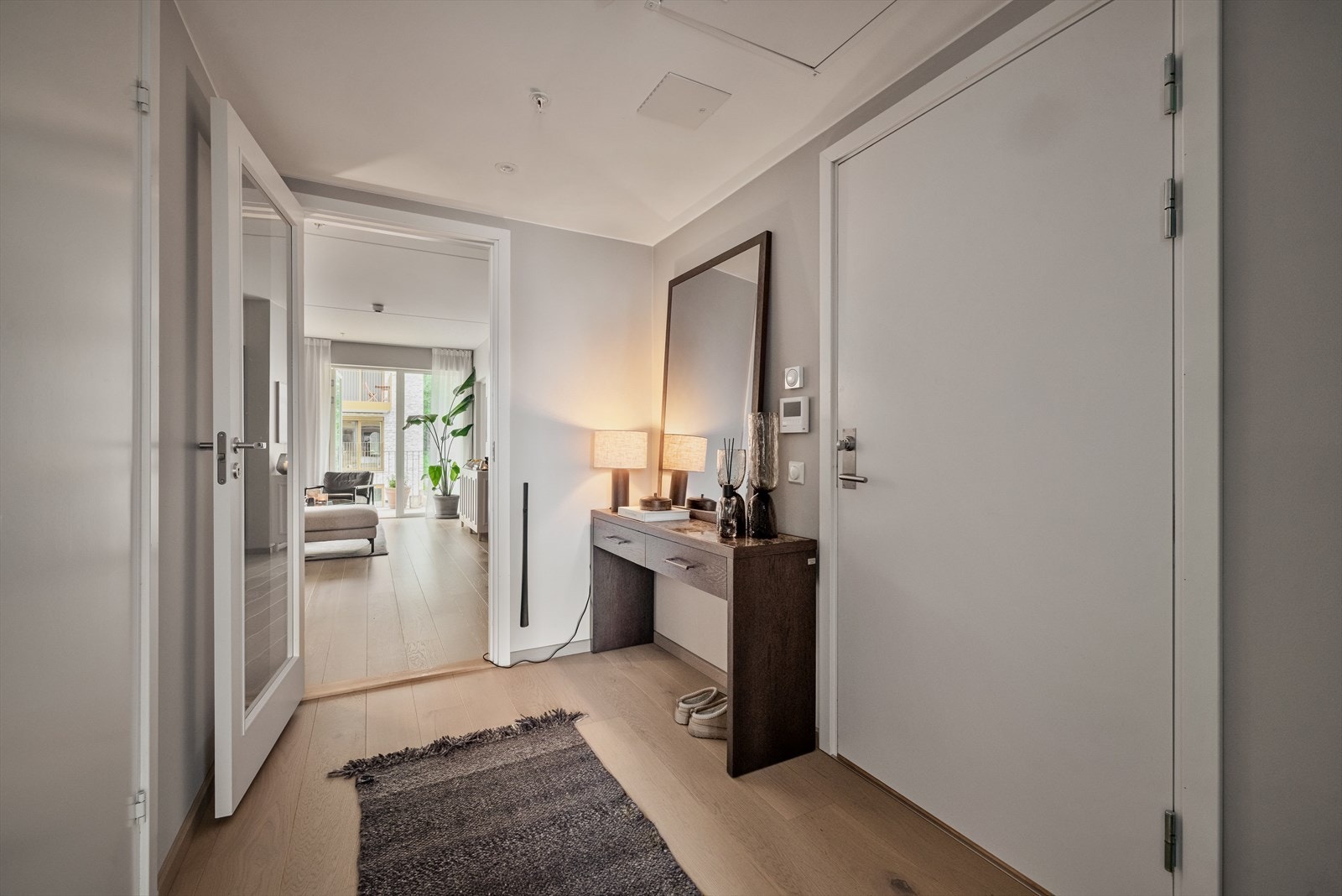 Entréen har en ryddig og funksjonell utforming med enkel adkomst til boligens øvrige rom. Galleribilde