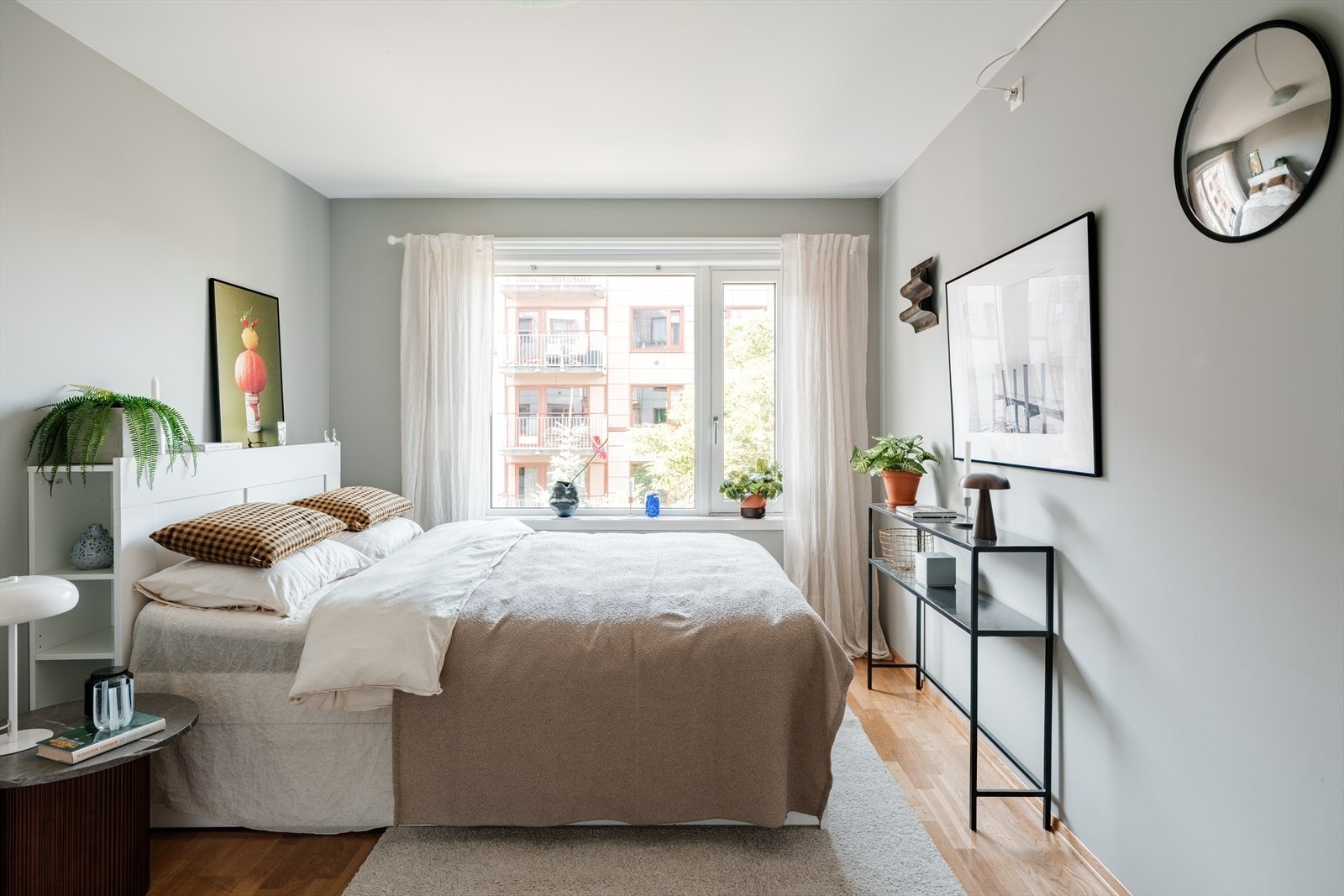 Stue- og kjøkkenløsningen har plass til seng/sofa, med mulighet for å innrede med spisebord eller en mindre kontorplass Galleribilde