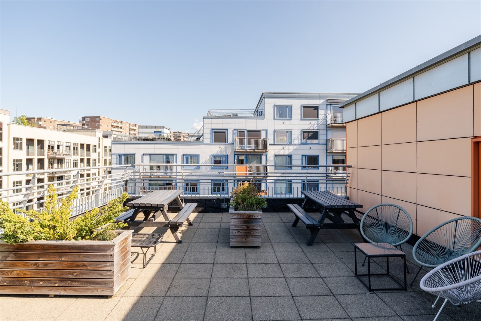 Ta heisen opp til øverste etasje og nyt tilgangen til en innbydende, felles takterrasse Galleribilde
