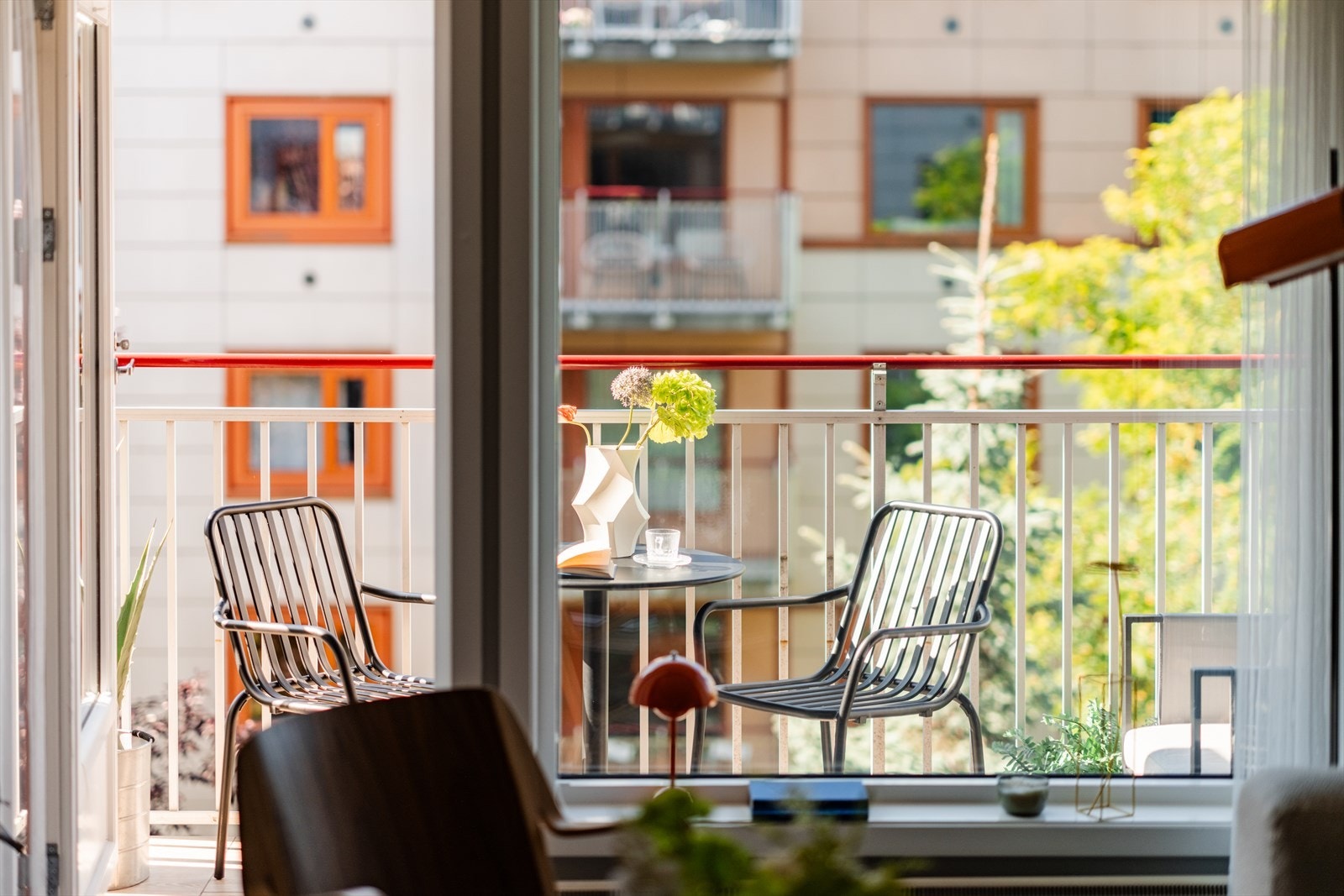 Fra stuen er det utgang til en sydvestvendt balkong på ca. 4,9 kvm Galleribilde
