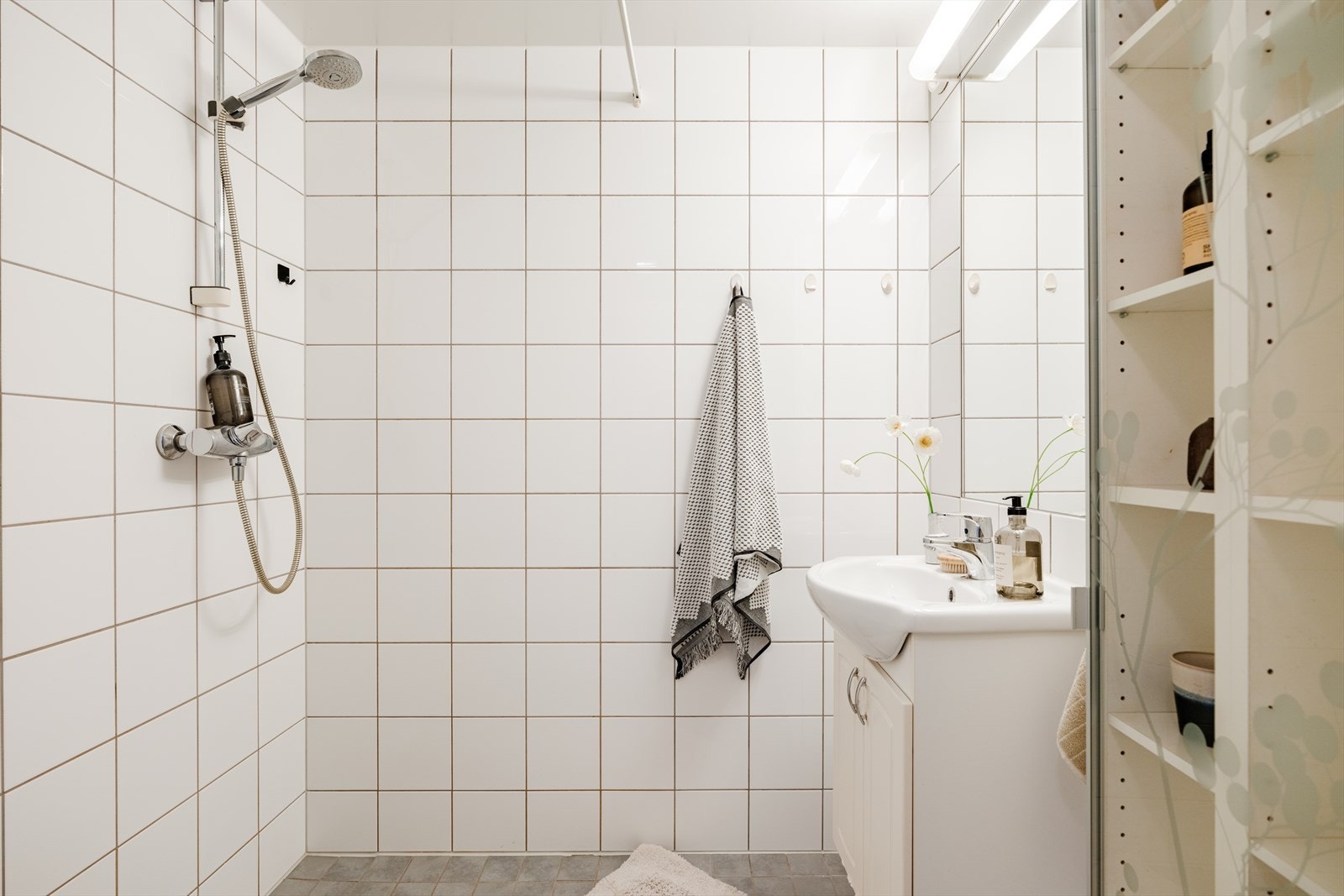 Badet er innredet med vegghengt toalett og baderomsinnredning med nedfelt servant. Det er montert ny dør til badet Galleribilde