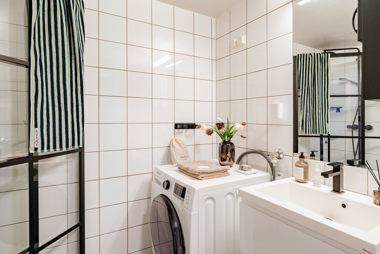 Helfliset bad med varmekabler i gulv og opplegg for vaskemaskin Galleribilde