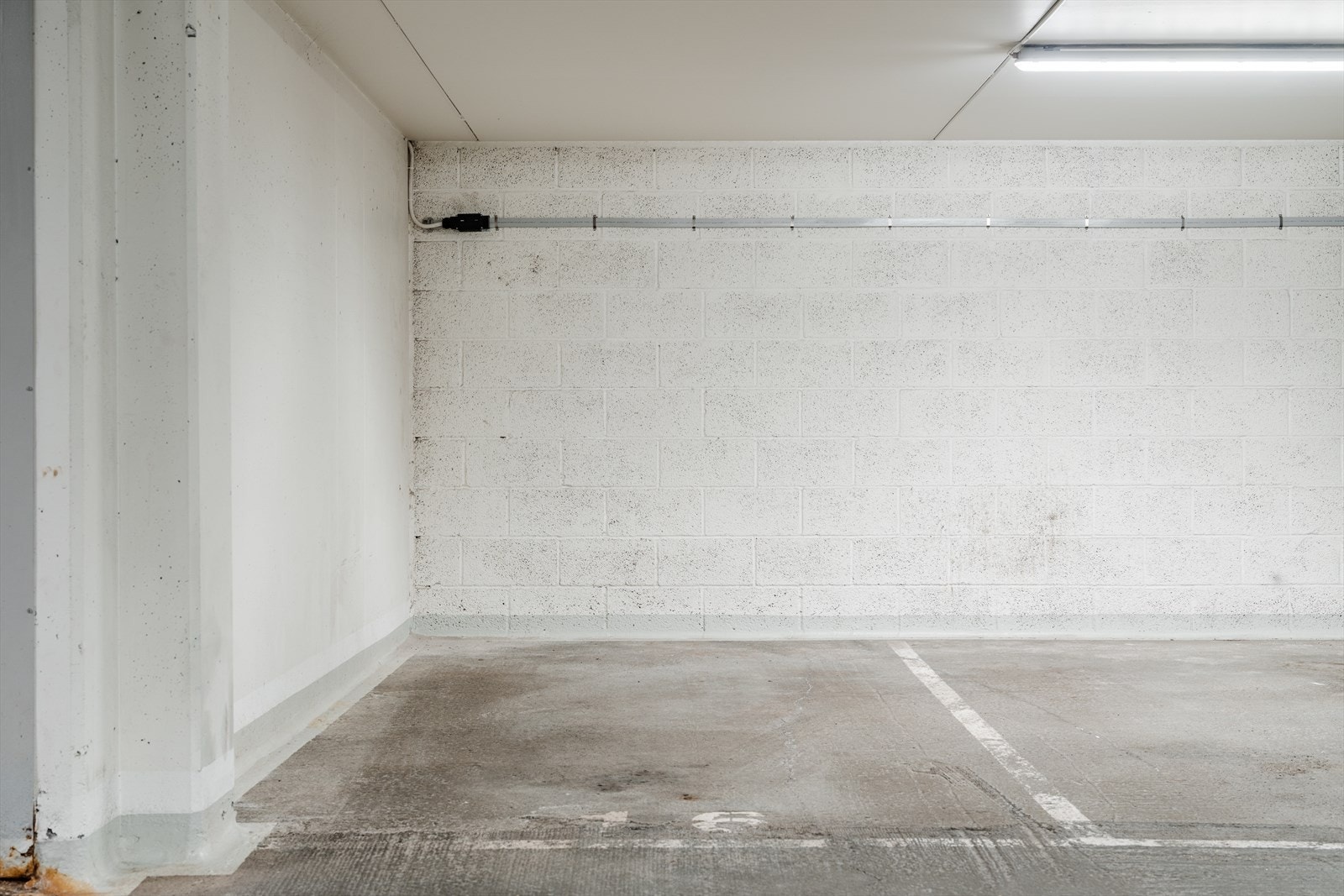 Til leiligheten medfølger garasjeplass (nr. 16) for én bil i felles garasjeanlegg Galleribilde