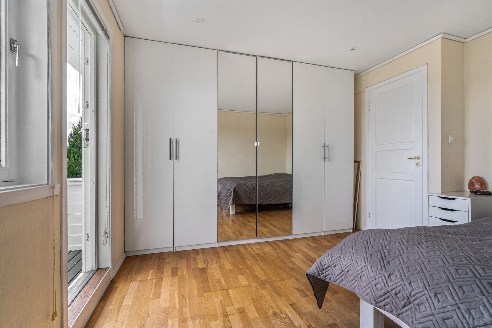 Hovedsoverom med garderobeløsninger og gode møbleringsmuligheter. Galleribilde