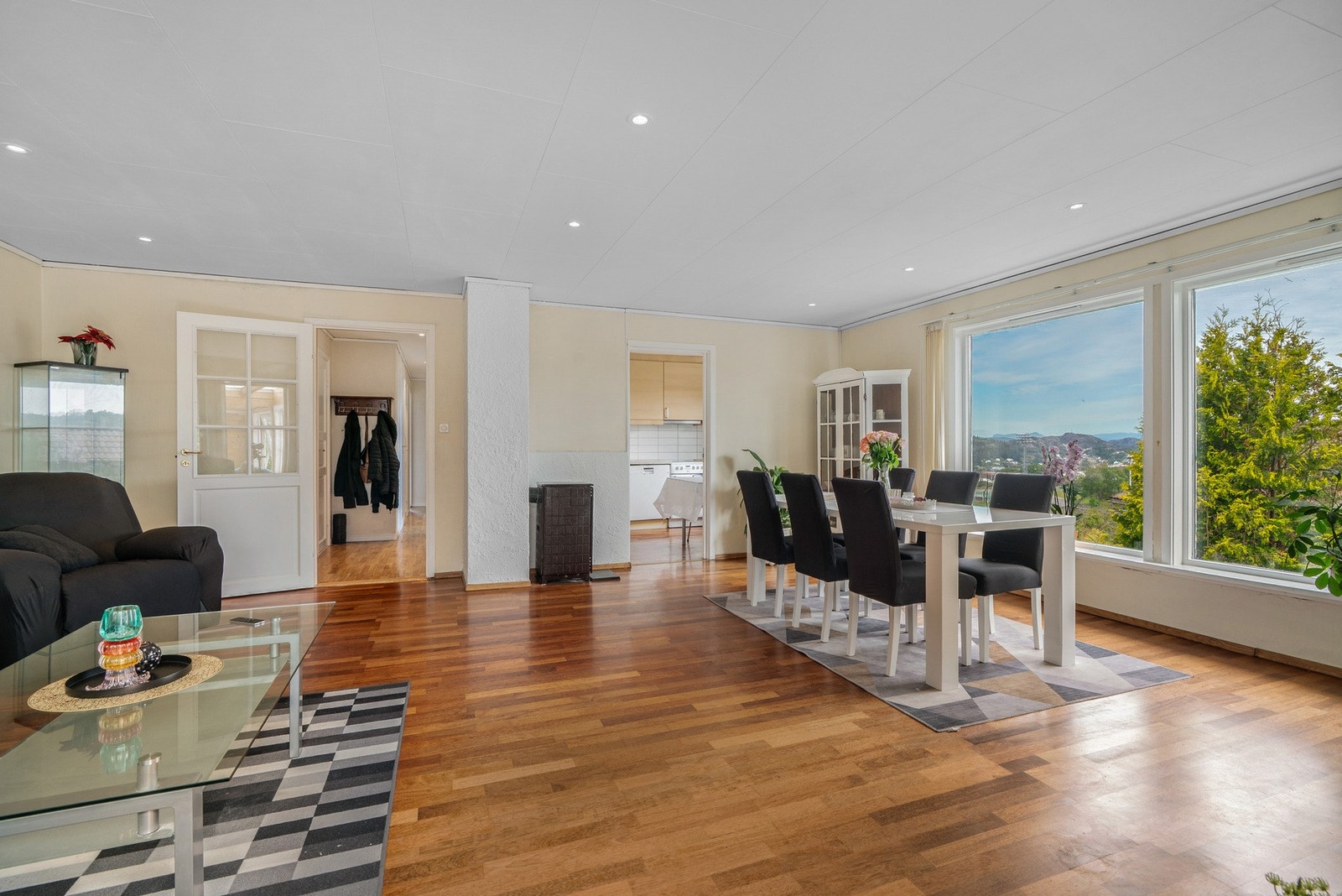 God plass til både sofagruppe og spisebord i stue-/spisestueløsningen. Galleribilde