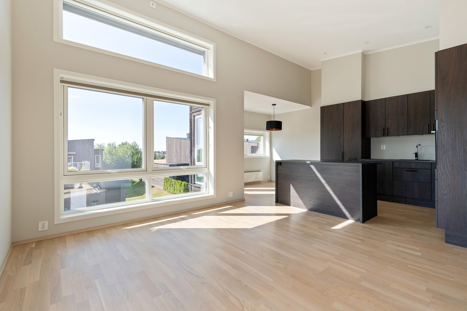 Det er en smart planløsning med åpne løsning og plass for både sofa og spisebord Galleribilde