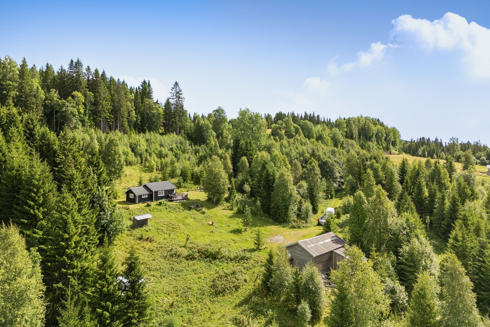 Eiendommen "Nordeng" er en gammel seter som er bebygd med en hytte fra ukjent årstall, en utedo fra 2002, en låve fra ukjent årstall, et drivhus fra 2020, et dusjbygg fra 2020 og en gapahuk fra 2020. Galleribilde