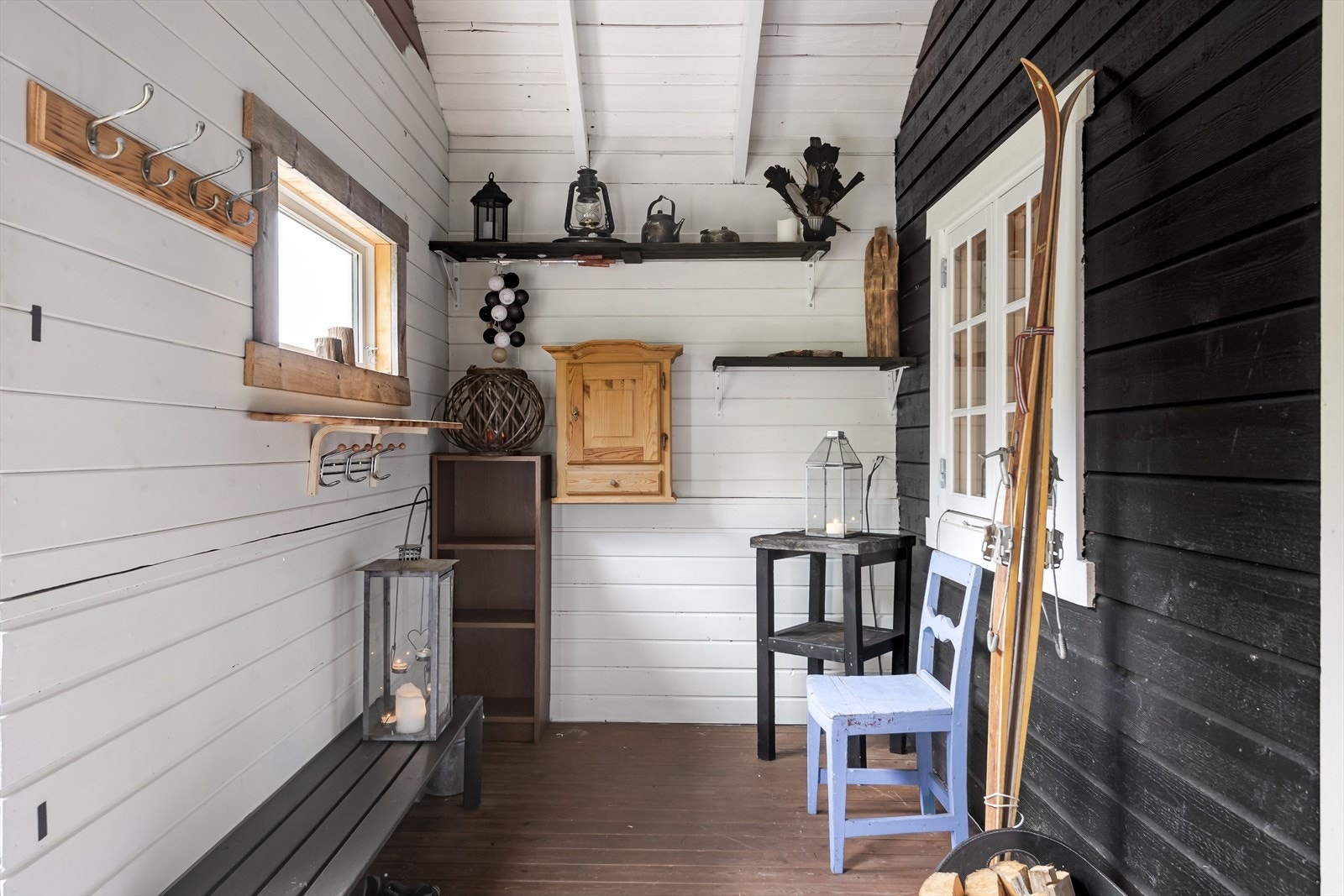Del av terrasse er ombygget til gang/lagerbod, montert to yttervegger, utført i ca. 2020. Galleribilde