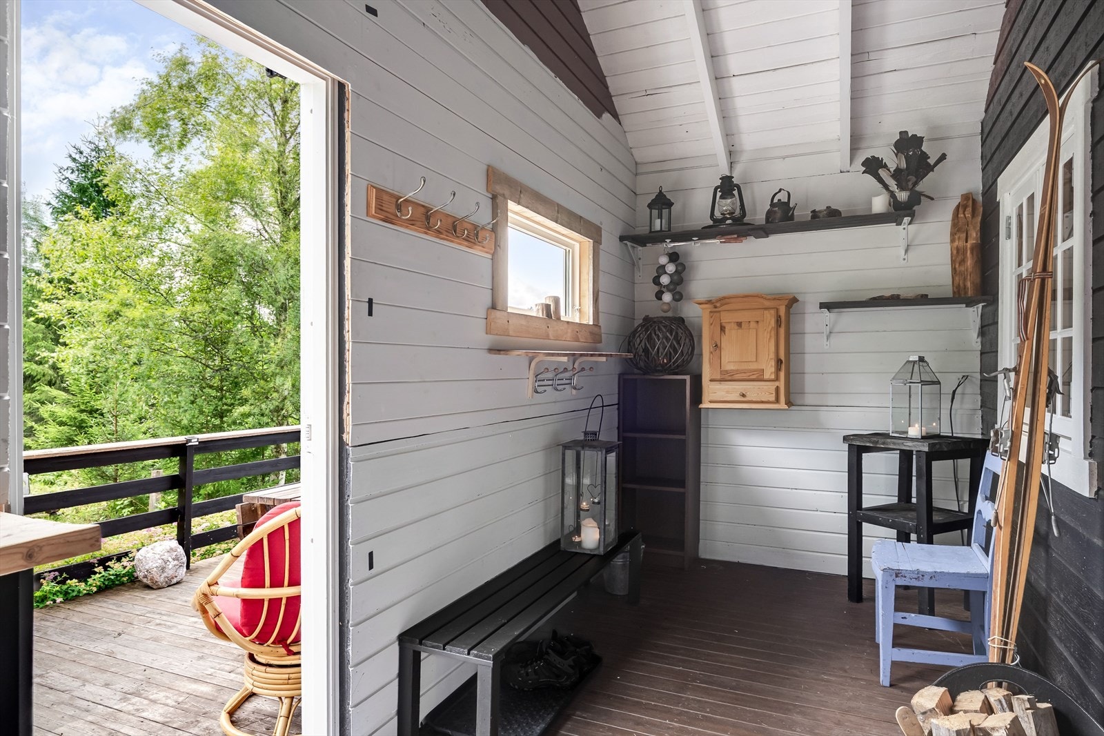 Du ønskes velkommen inn i en romslig entré/lagerrom. Galleribilde