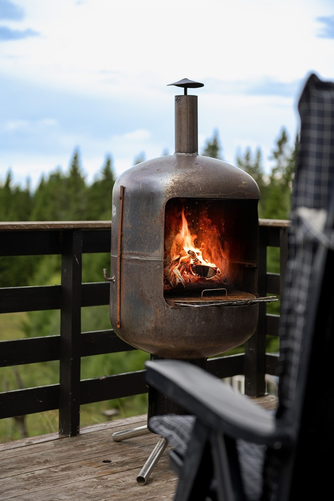 På terrassen er det en koselig utepeis som både gir varme og bidrar til ekstra hygge. Galleribilde