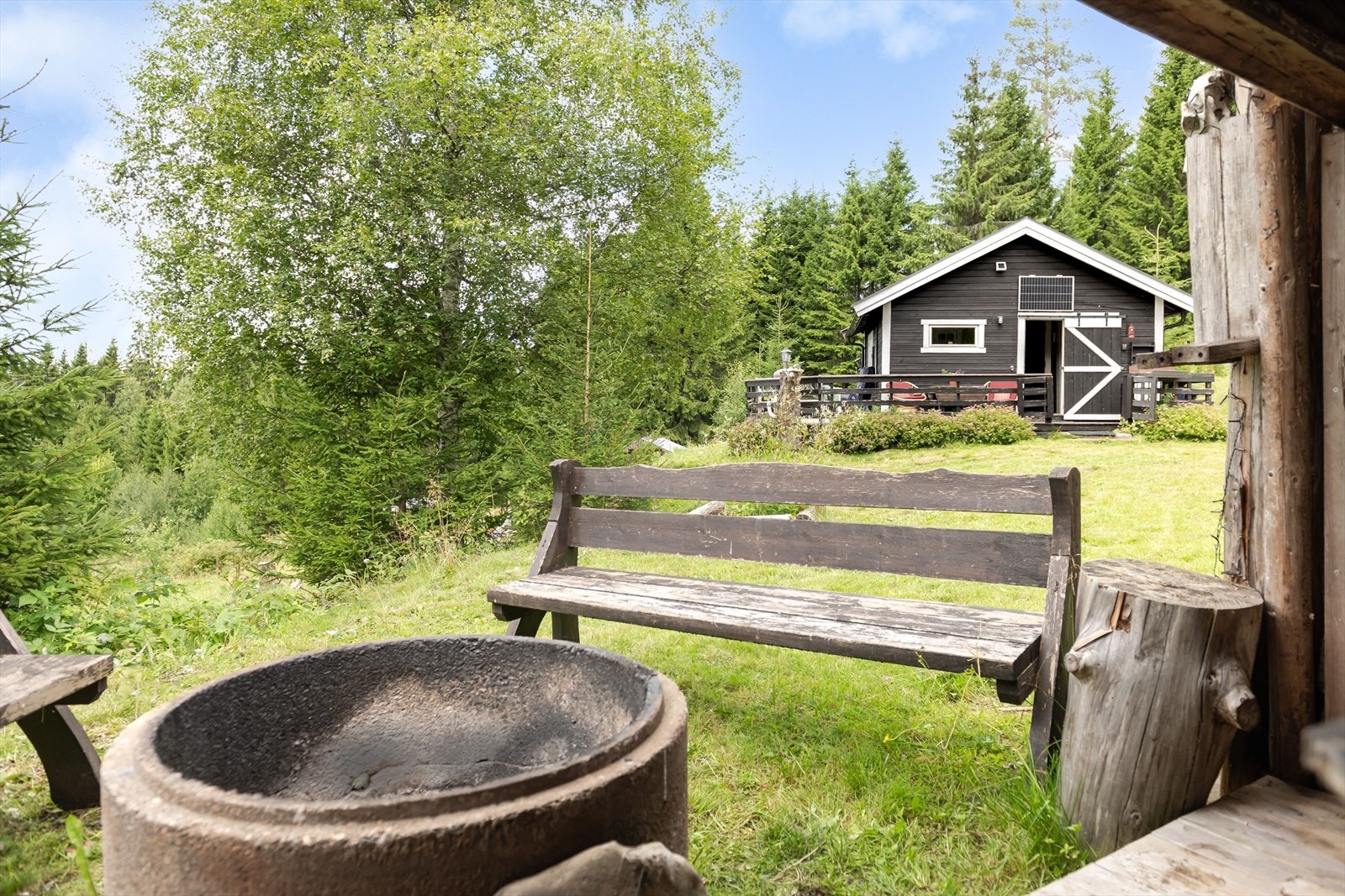 Her kan du nyte fridager i et område som oppleves rolig og med naturområder tett innpå eiendommen. Området har flotte turområder med muligheter for tradisjonelt friluftsliv, jakt og skogsturer. Galleribilde